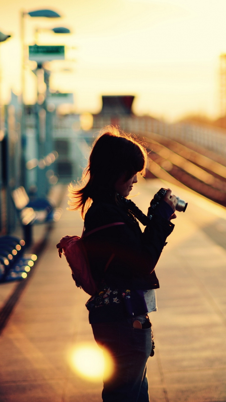 Обои поезд, железнодорожный транспорт, железнодорожный вокзал, свет, вечер в разрешении 750x1334