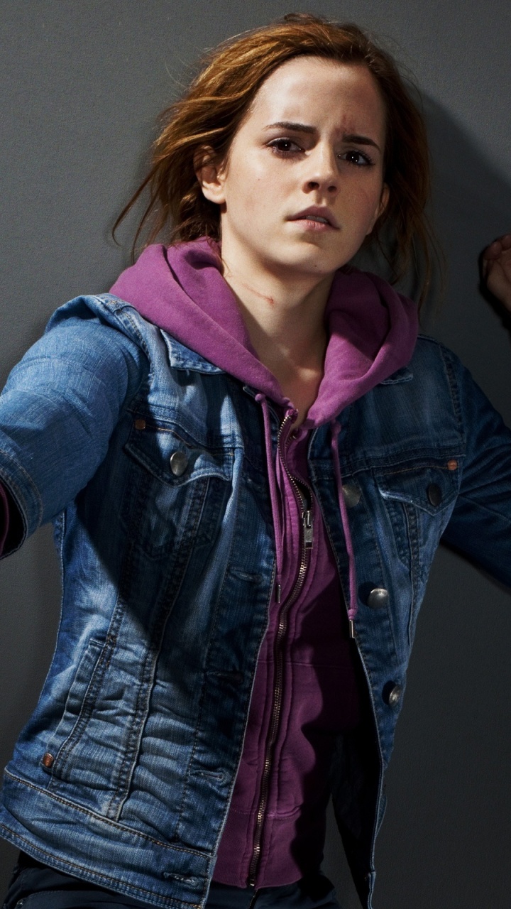 Обои Гермиона грейнджер, Эмма Уотсон, Гарри Поттер, верхняя одежда, джинсы в разрешении 720x1280
