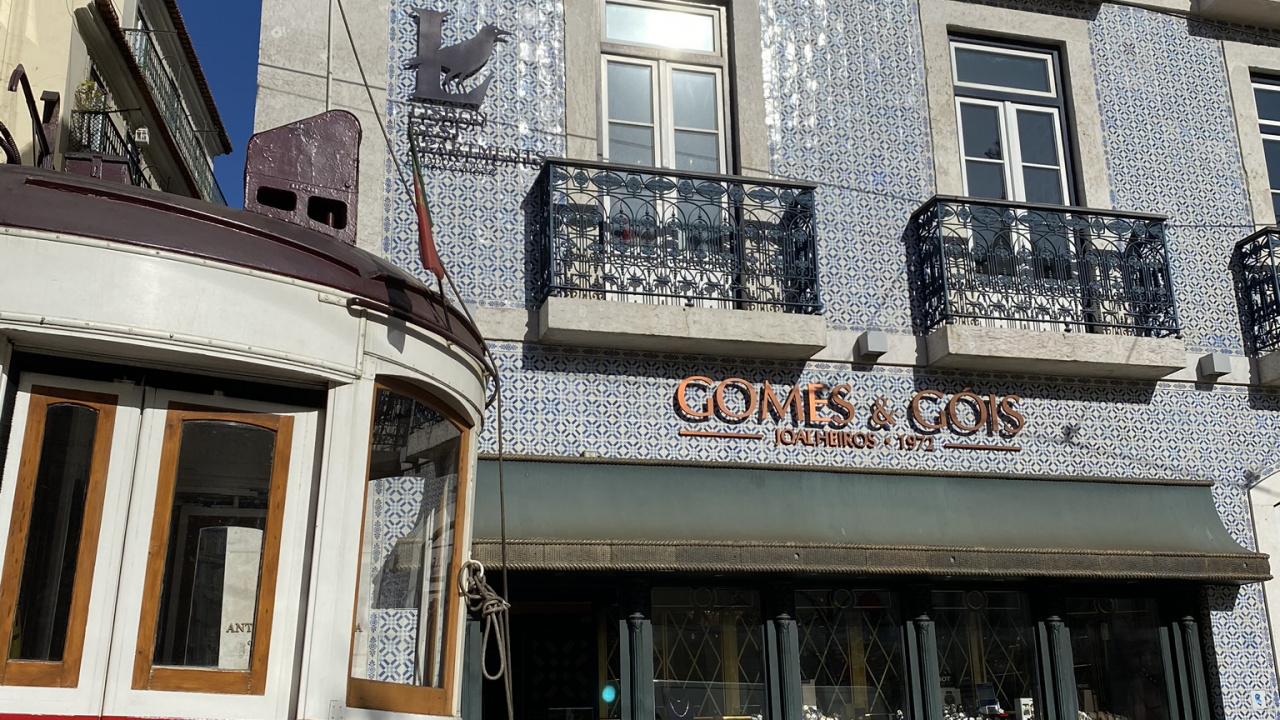 Обои канатная дорога, окно, фасад, электричество, электроснабжение в разрешении 1280x720