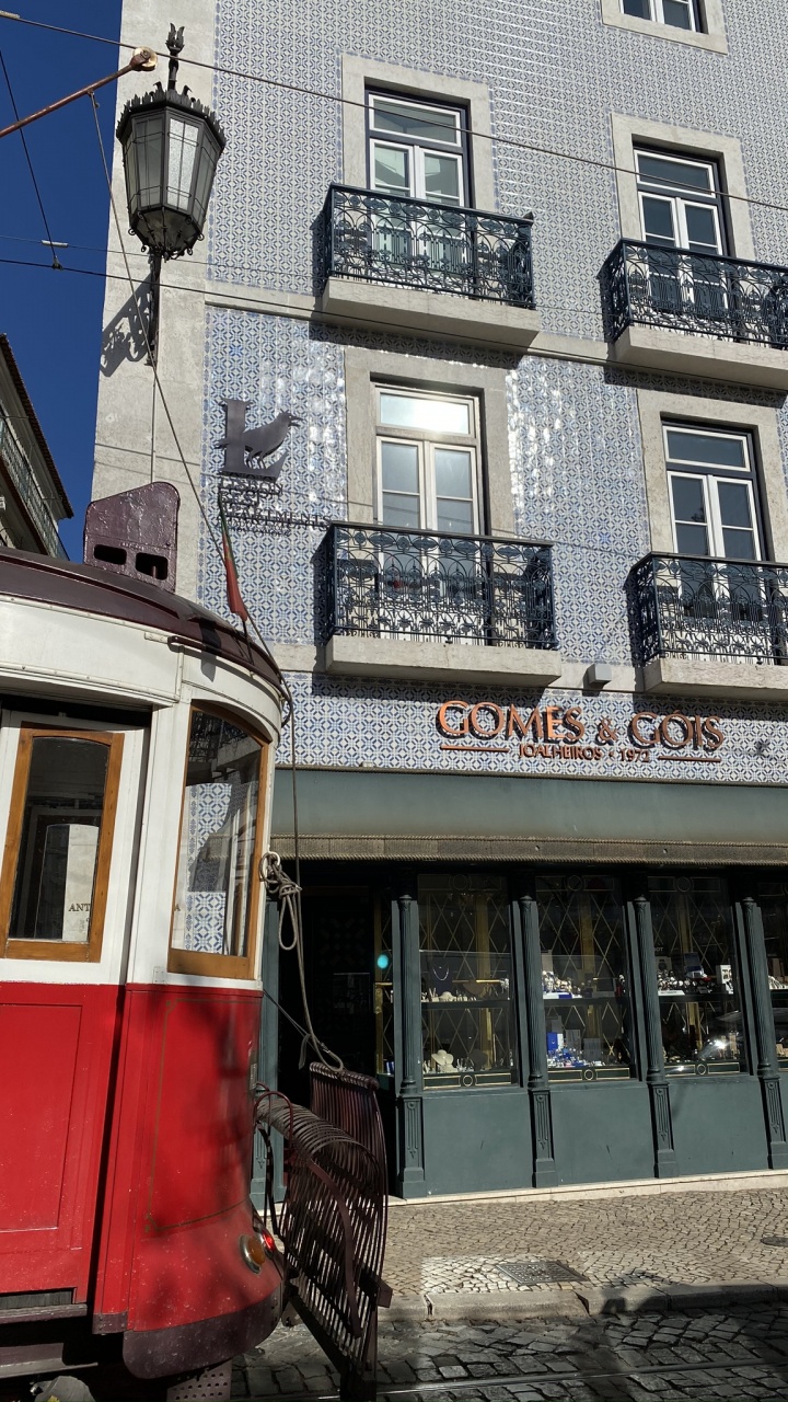 Обои канатная дорога, окно, фасад, электричество, электроснабжение в разрешении 720x1280