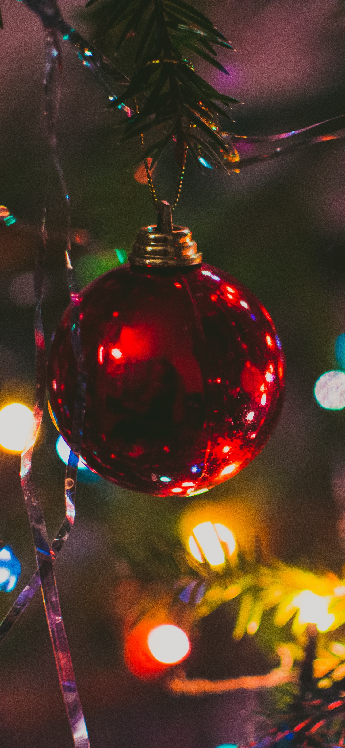 Обои Рождественский день, елка, Рождественские огни, рождественский орнамент, свет в разрешении 1125x2436