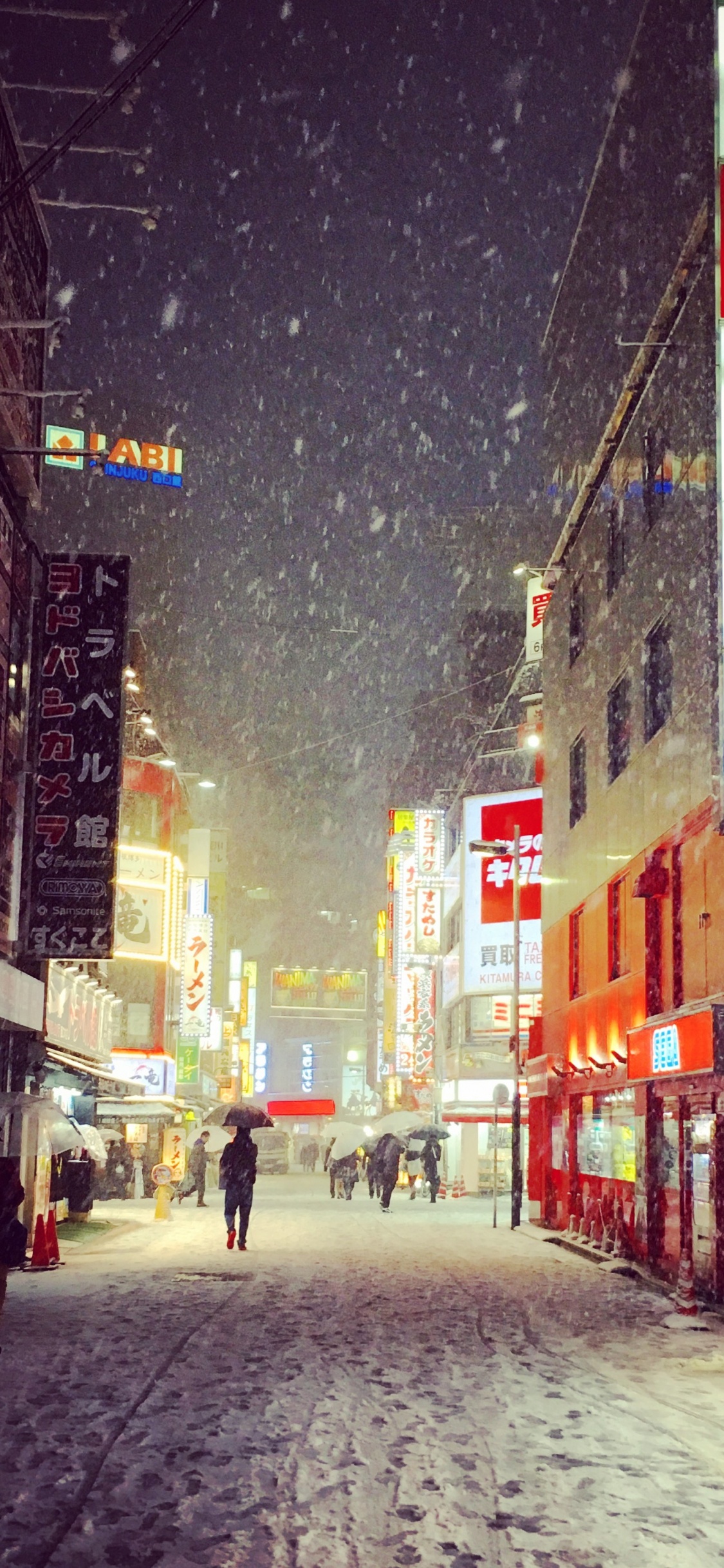 Обои город, ночь, улица, городской район, снег в разрешении 1125x2436