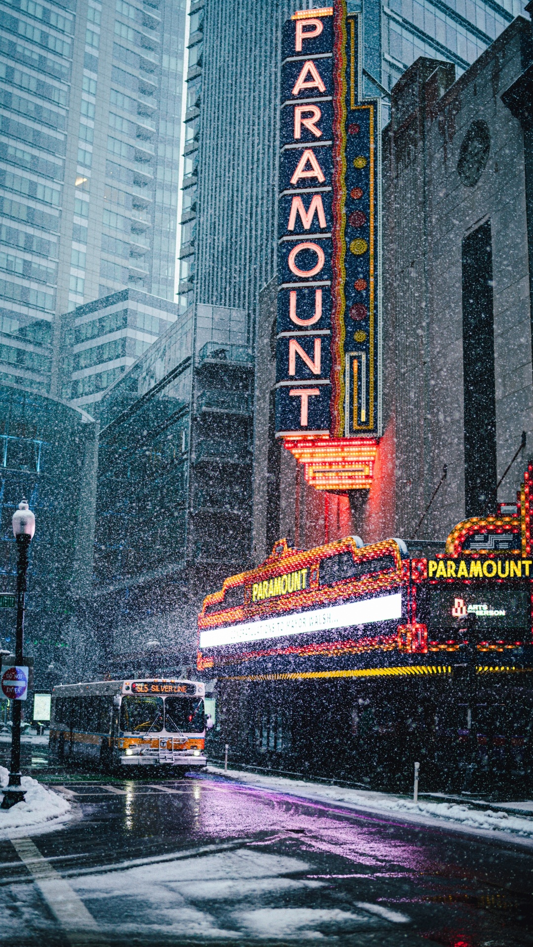 Обои Театр Парамаунт, здание, небоскреб, автобус, автомобильное освещение в разрешении 1080x1920