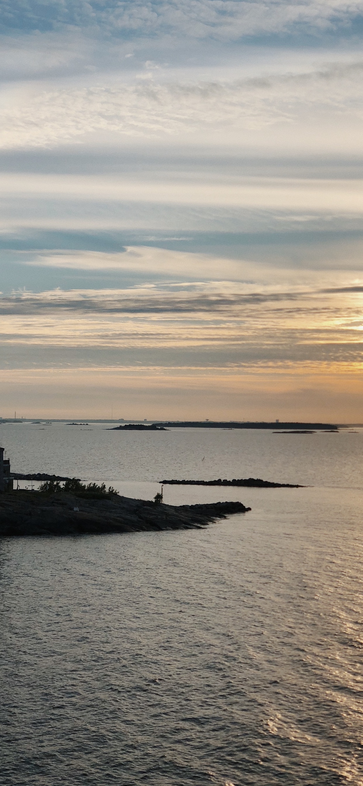 Обои вода, облако, вышка, Сигнальная башня, горизонт в разрешении 1242x2688