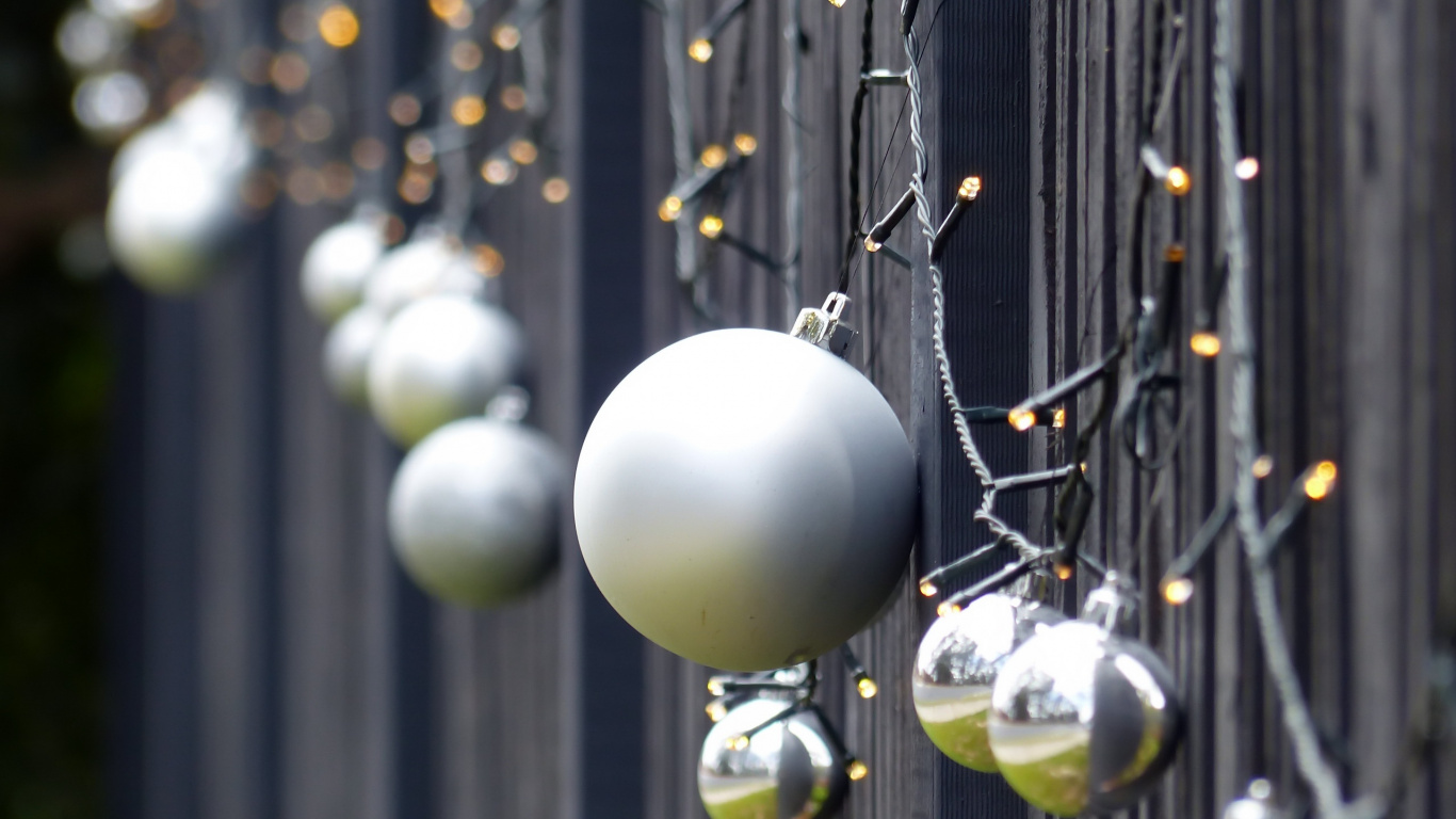 Обои освещение, Рождественский день, День Святого Валентина, дерево, Рождество в разрешении 1366x768