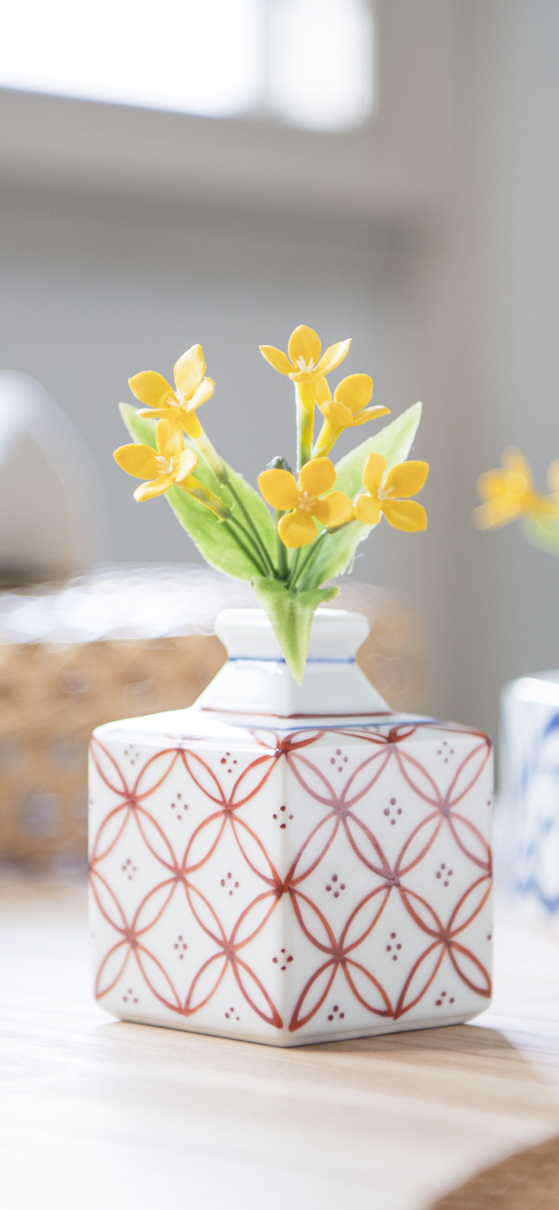 Обои ваза, таблица, цветок, печь мусуби, керамический материал в разрешении 1125x2436