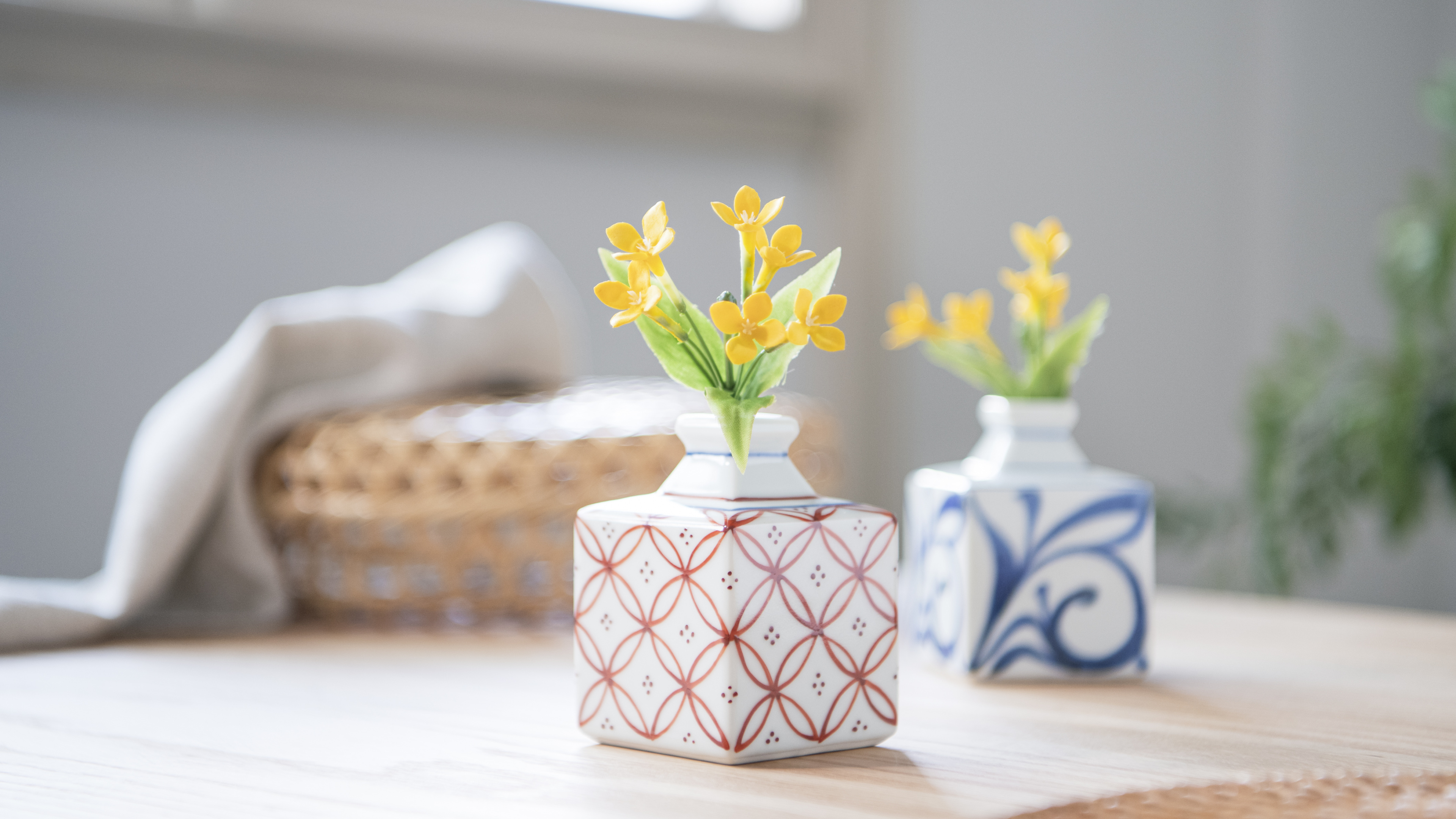 Обои ваза, таблица, цветок, печь мусуби, керамический материал в разрешении 3840x2160