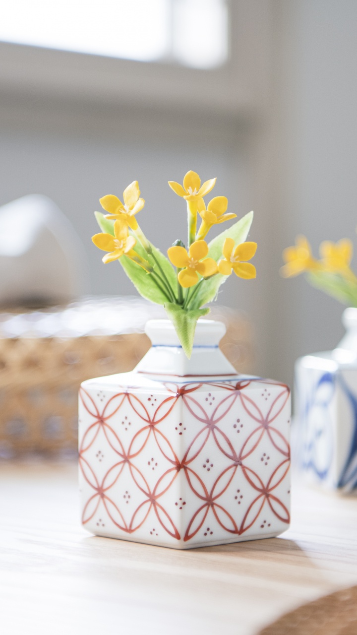 Обои ваза, таблица, цветок, печь мусуби, керамический материал в разрешении 720x1280