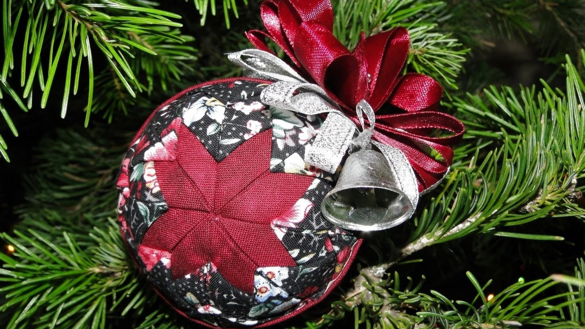 Обои Новый год, Рождественские украшения, вечнозеленый, новогодняя елка, Снежинка в разрешении 1920x1080