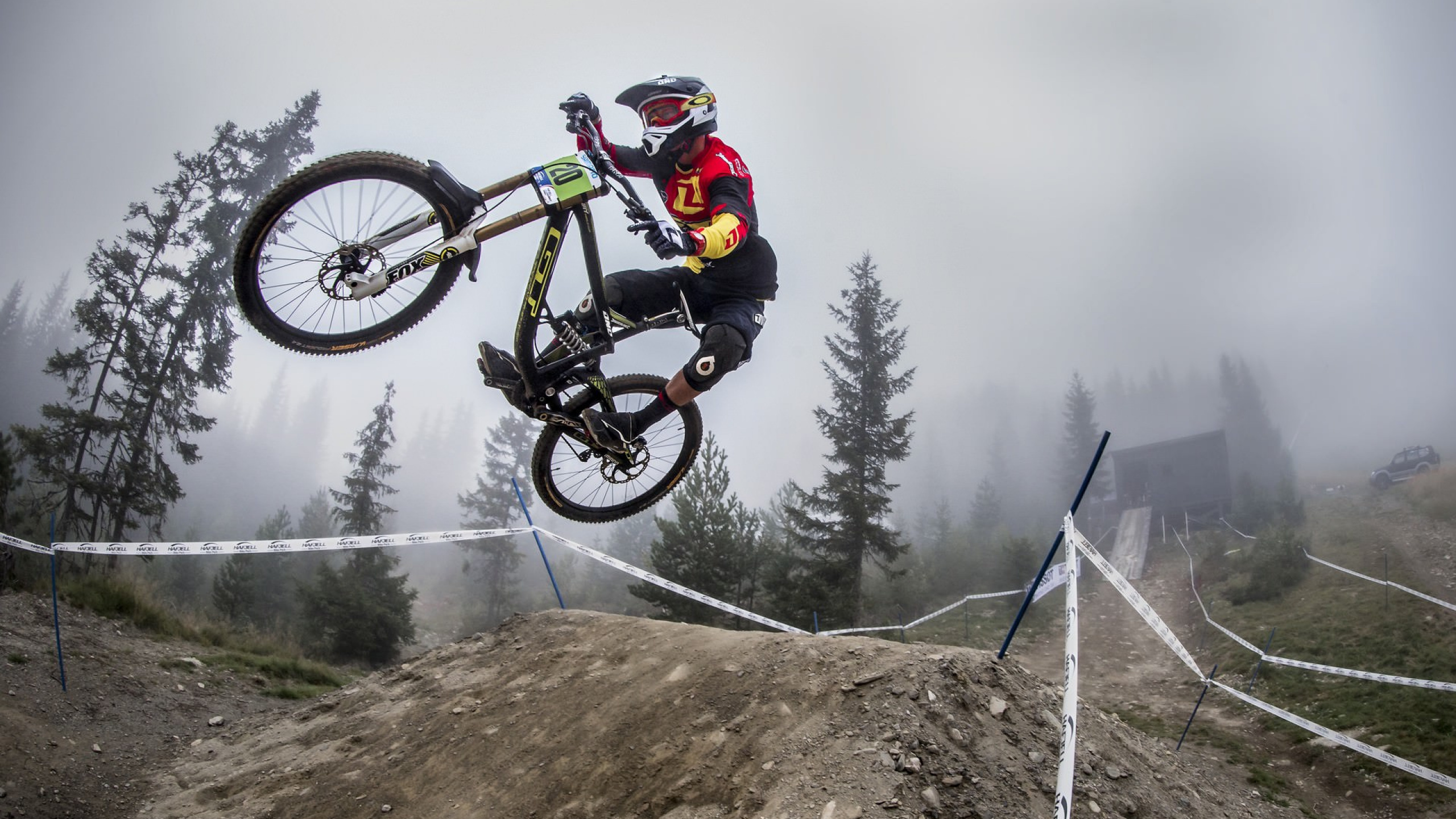 Обои велосипед, горный велосипед, горный спуск на велосипедах, занятие спортом, велосипедный спорт в разрешении 2560x1440