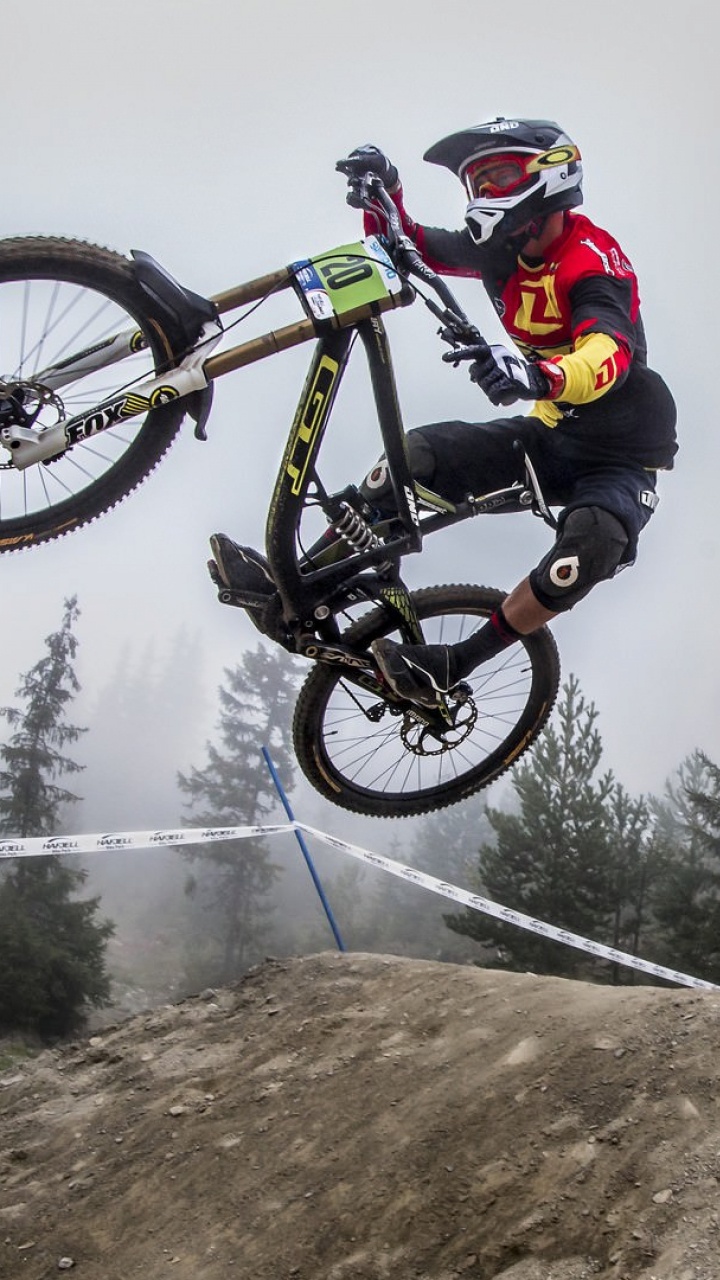 Обои велосипед, горный велосипед, горный спуск на велосипедах, занятие спортом, велосипедный спорт в разрешении 720x1280