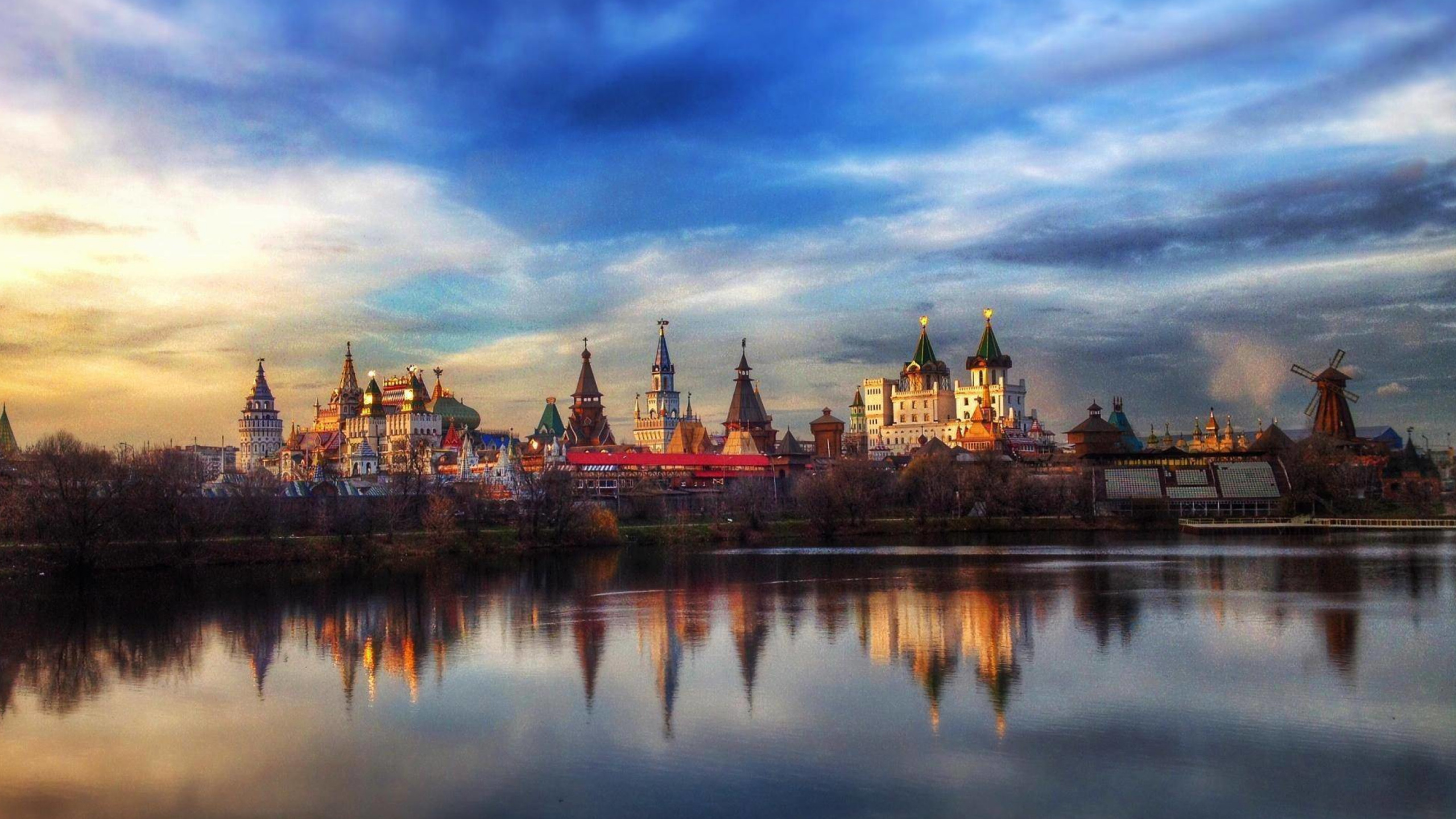 Обои serebriano-виноградний пруд, отражение, ориентир, облако, сумрак в разрешении 2560x1440