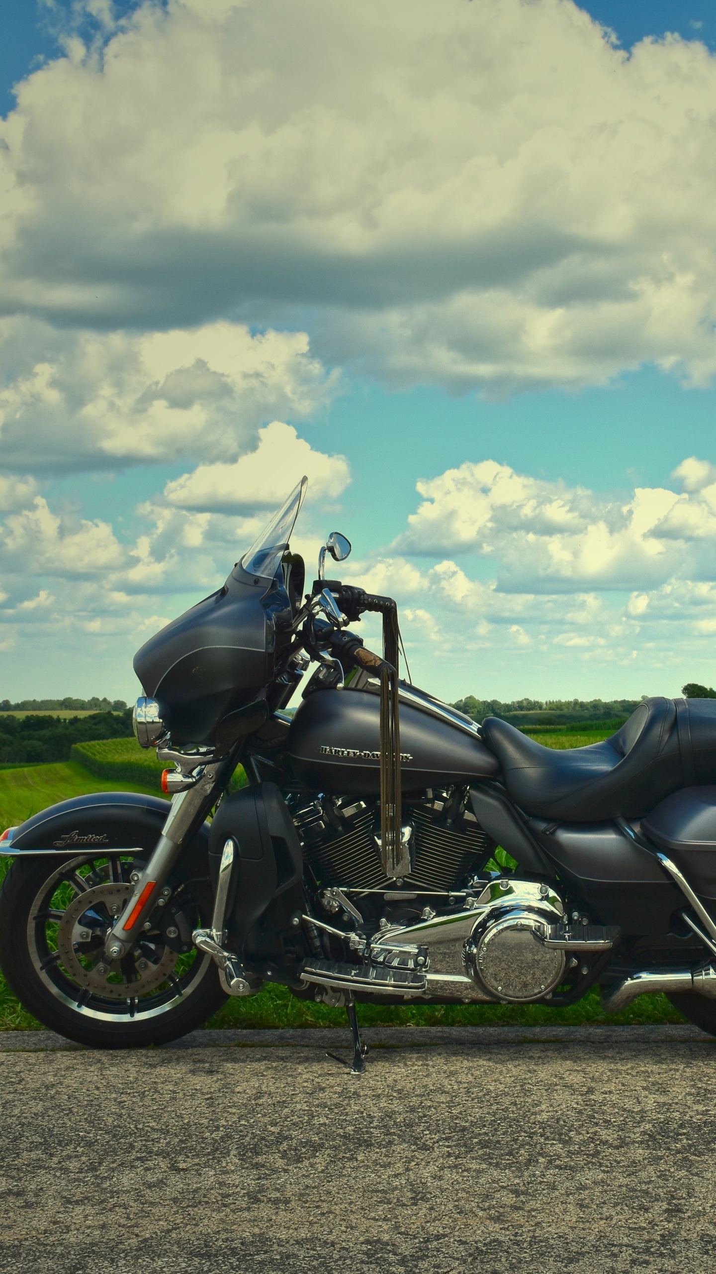 Обои мотоцикл, облако, аксессуары для мотоциклов, мотоспорт, дорога в разрешении 1440x2560