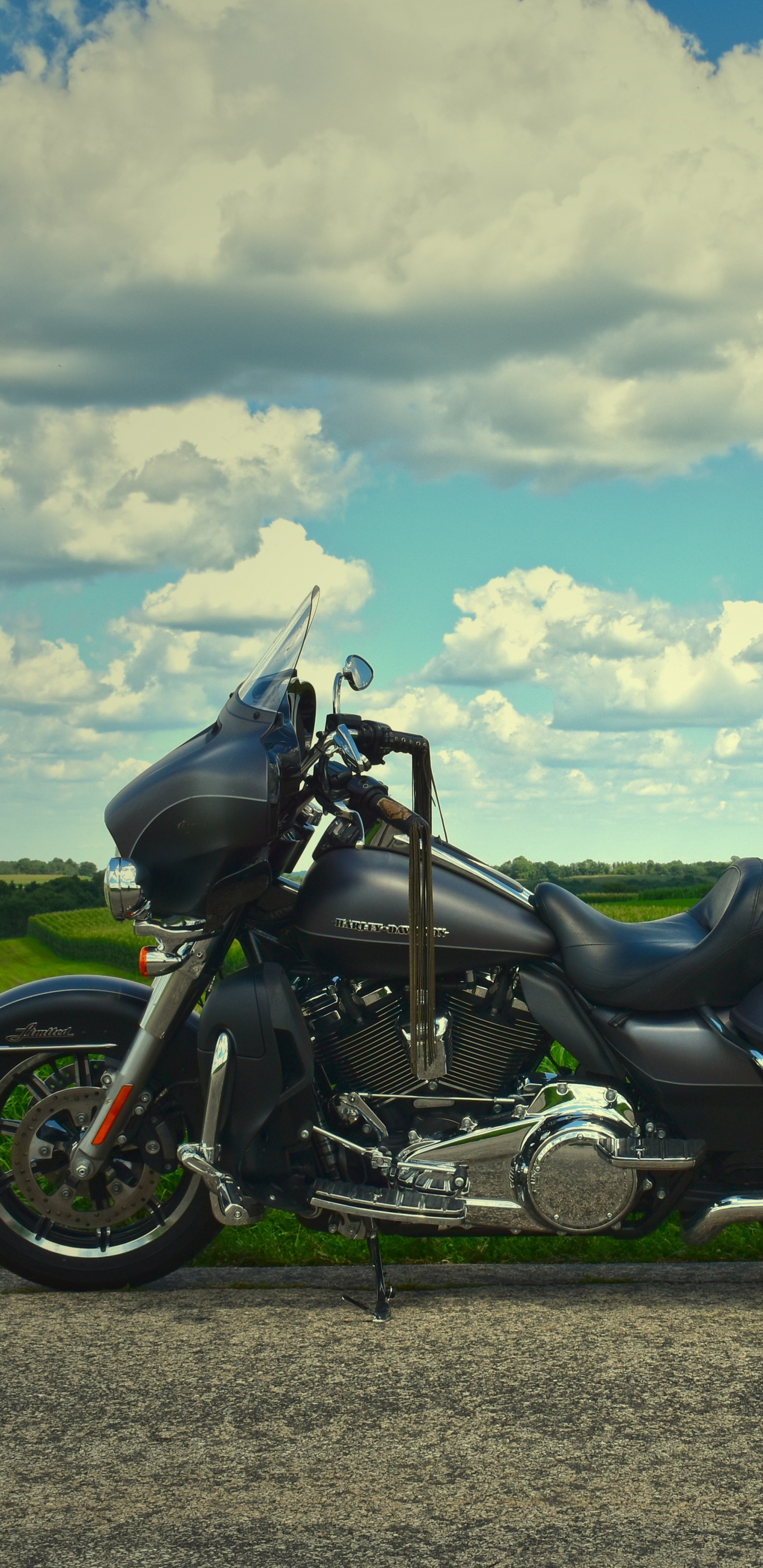 Обои мотоцикл, облако, аксессуары для мотоциклов, мотоспорт, дорога в разрешении 1440x2960