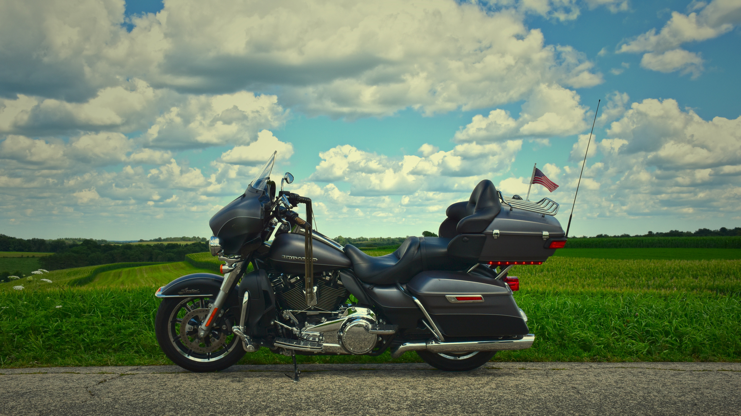 Обои мотоцикл, облако, аксессуары для мотоциклов, мотоспорт, дорога в разрешении 2560x1440