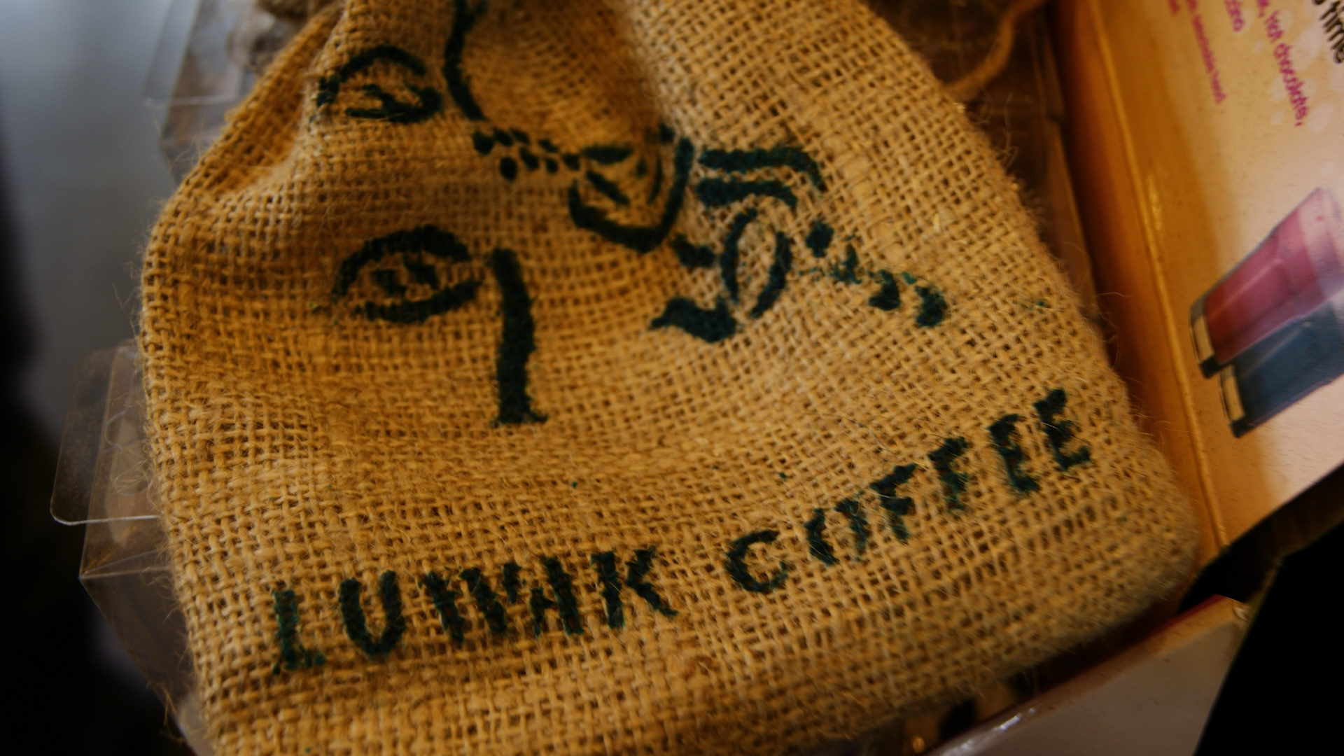 Обои вышивание, копи лювак, нить, шрифт, азиатская пальмовая циветта в разрешении 1920x1080