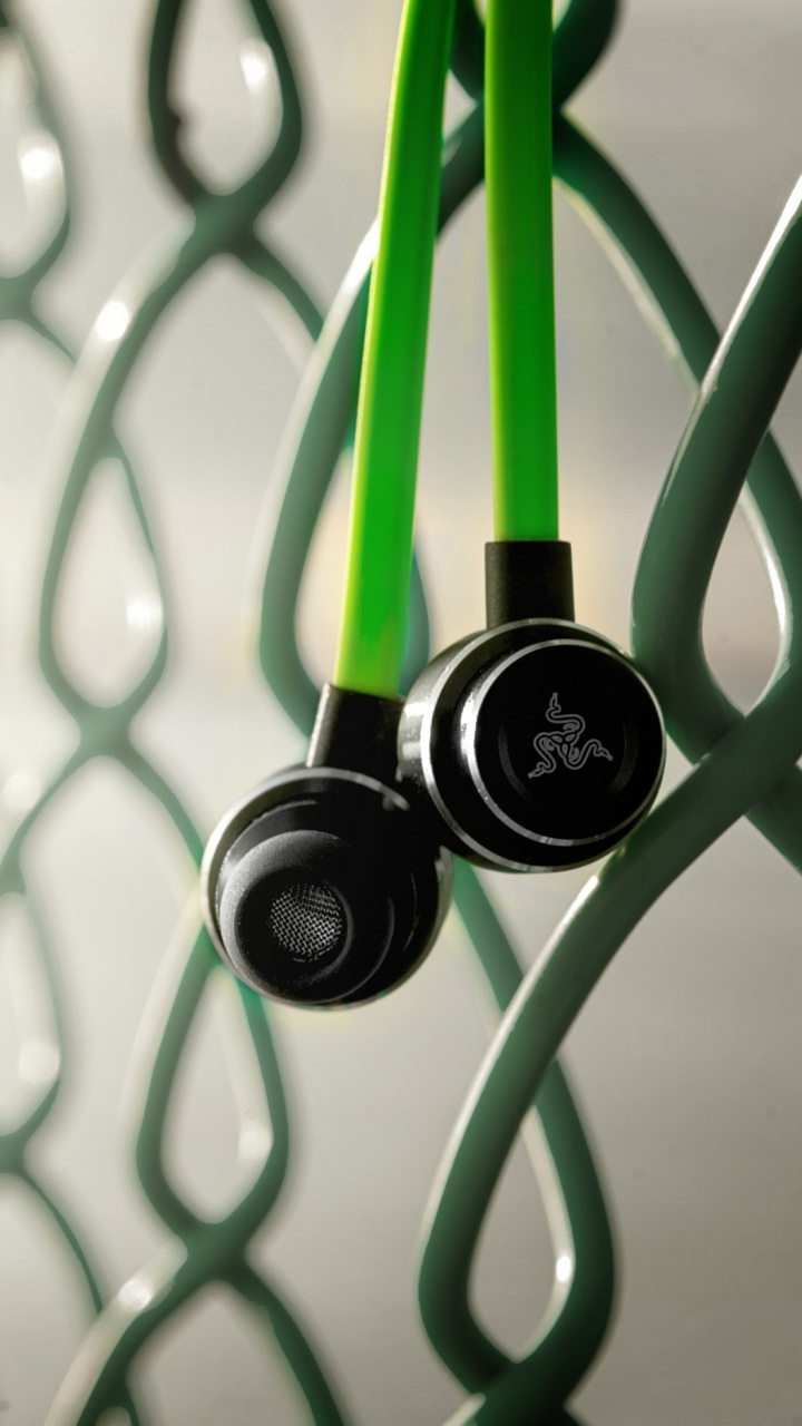 Обои наушники, вода, колесо, линия, крупный план в разрешении 720x1280