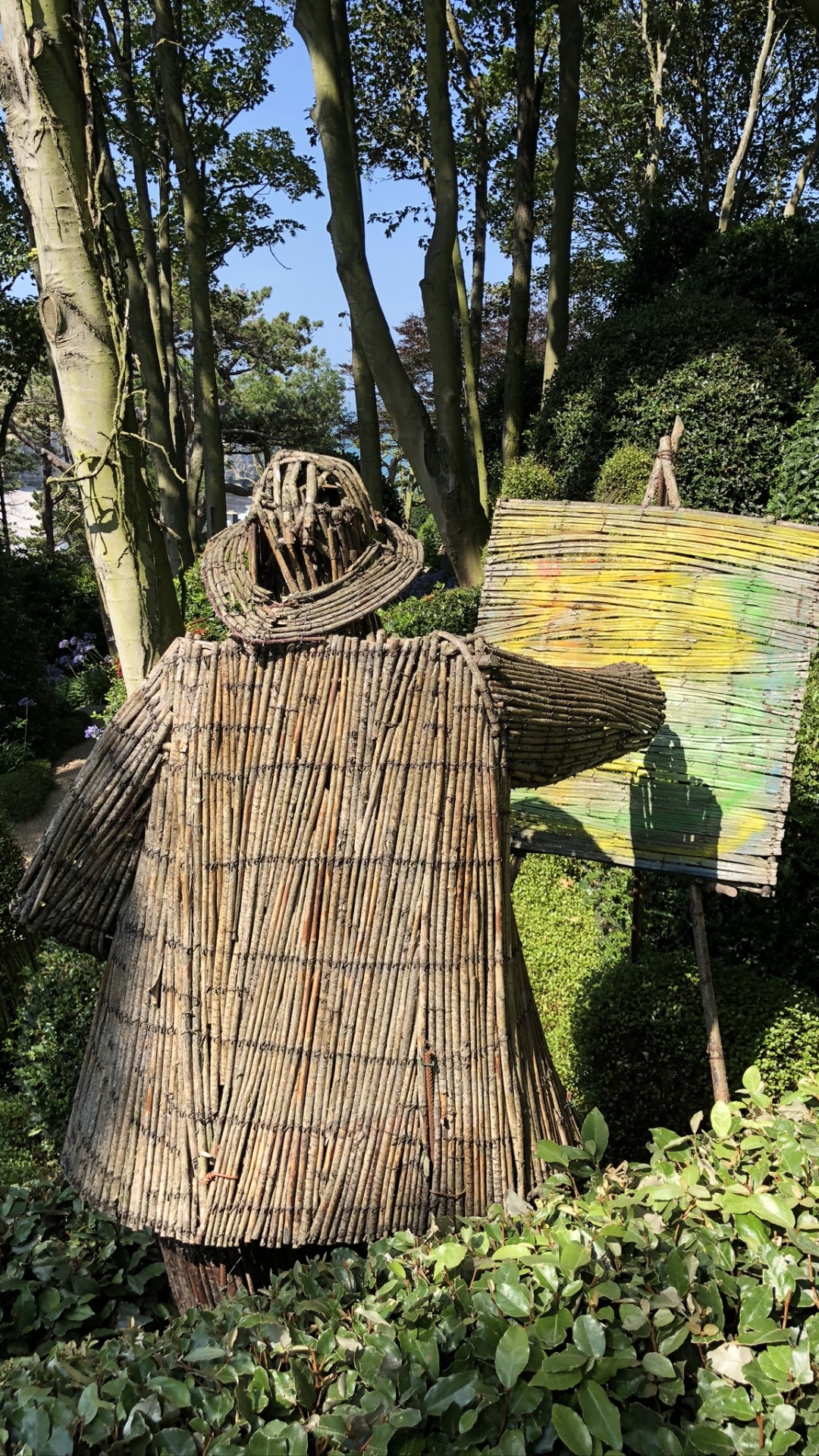 Обои дерево, сад, почвопокровная, украшение газона, пугало в разрешении 1080x1920