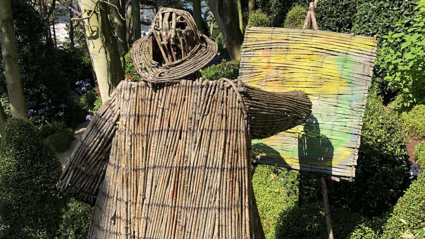 Обои дерево, сад, почвопокровная, украшение газона, пугало в разрешении 1366x768