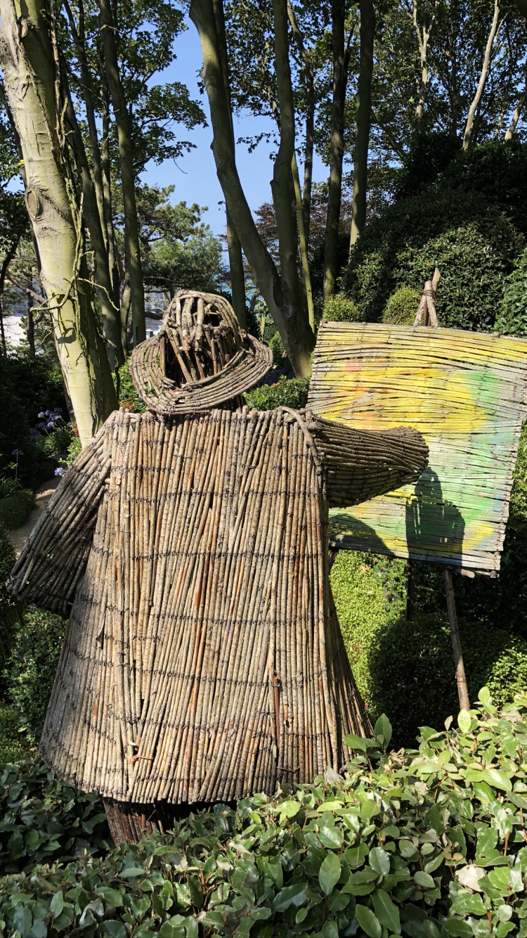 Обои дерево, сад, почвопокровная, украшение газона, пугало в разрешении 750x1334