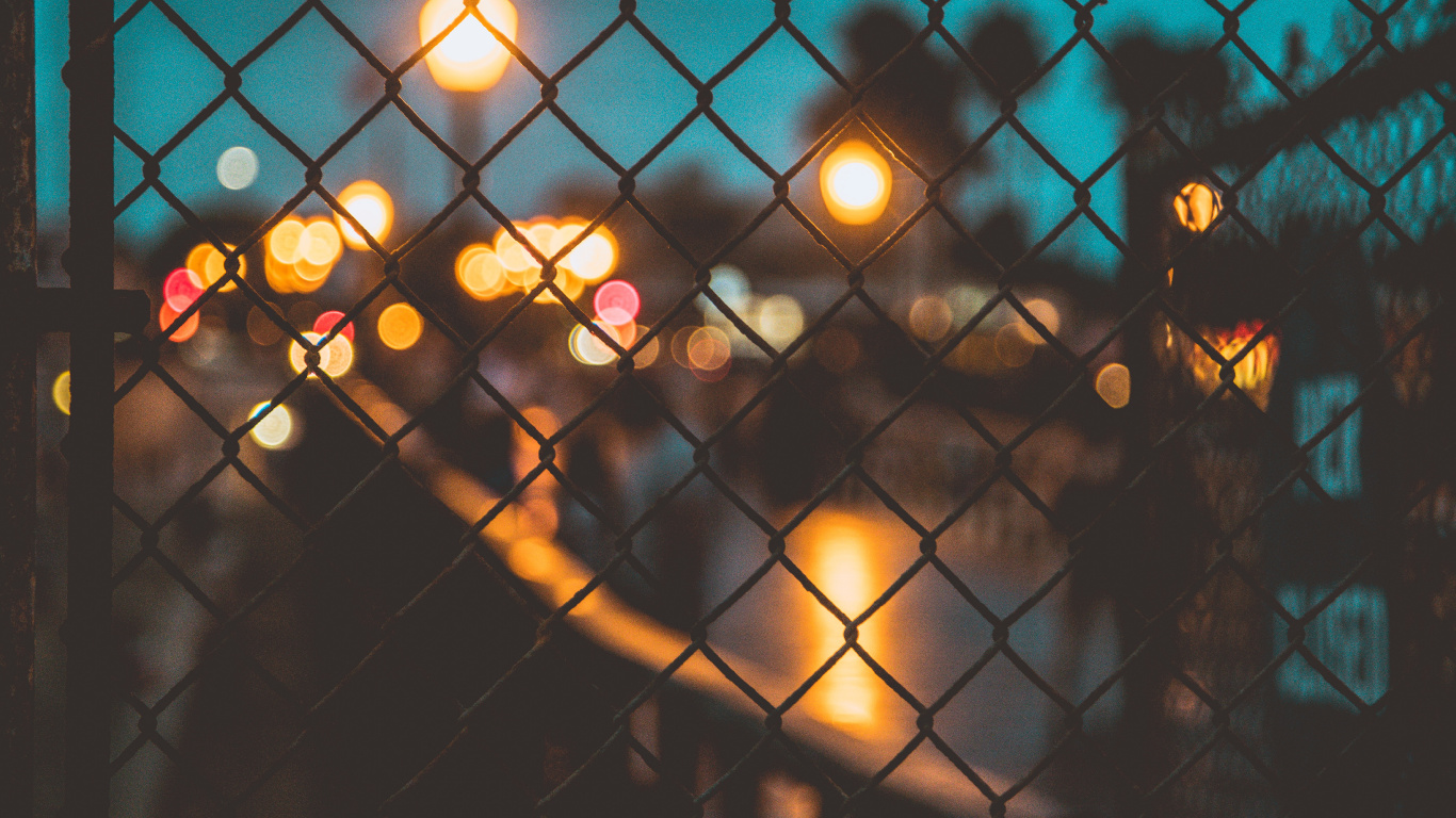 Обои забор, ночь, свет, отражение, уличный фонарь в разрешении 1366x768