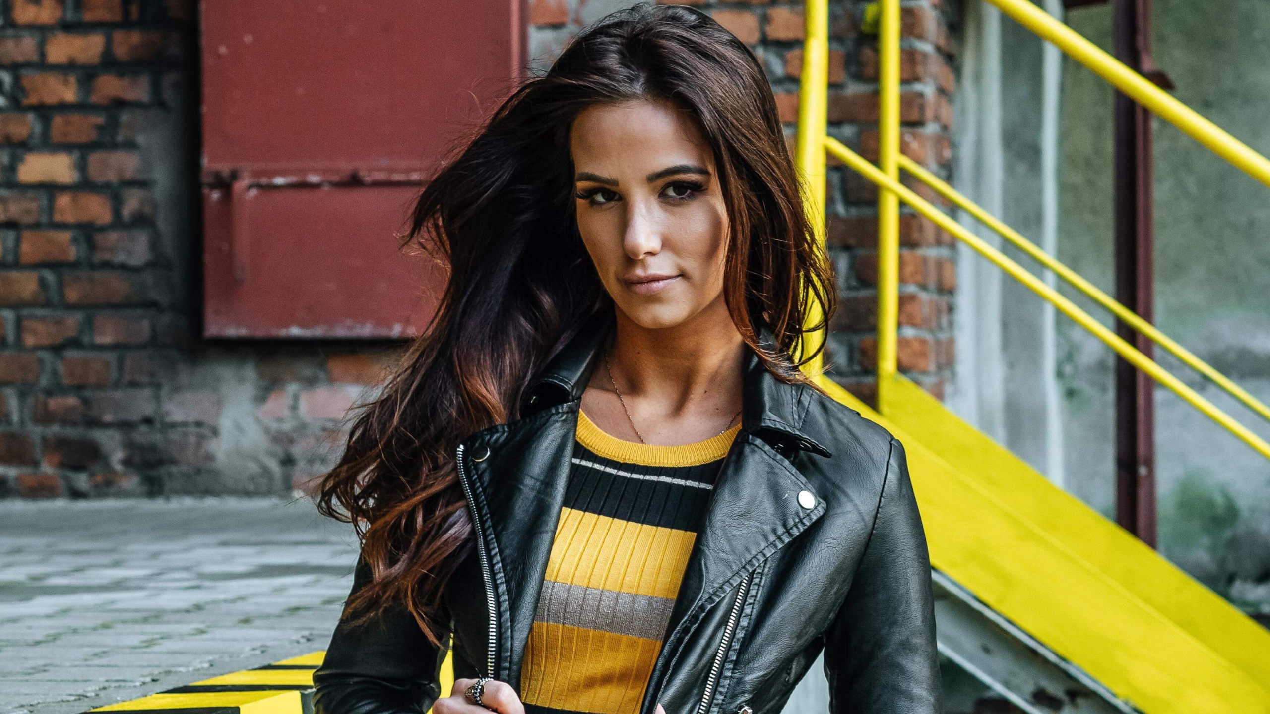 Обои модель, кожаная куртка, куртка, фэшн, уличная мода в разрешении 2560x1440