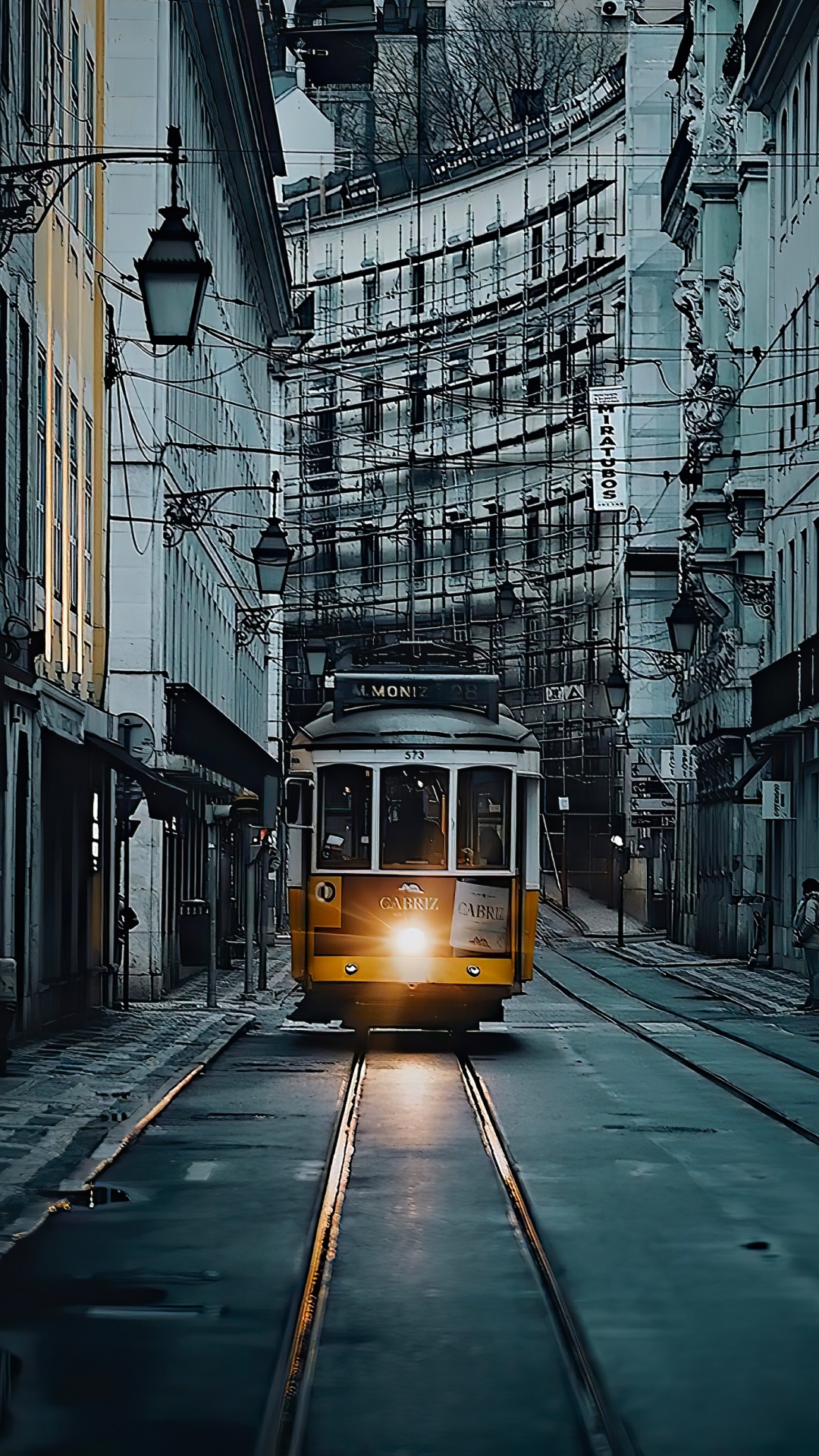 Обои смартфон, яблоко, поезд, здание, растение в разрешении 1080x1920