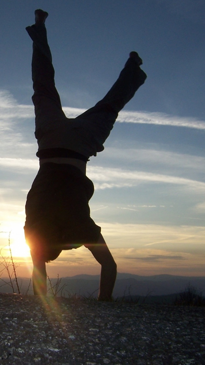 Обои скачок, облако, солнечный свет, утро, счастье в разрешении 720x1280