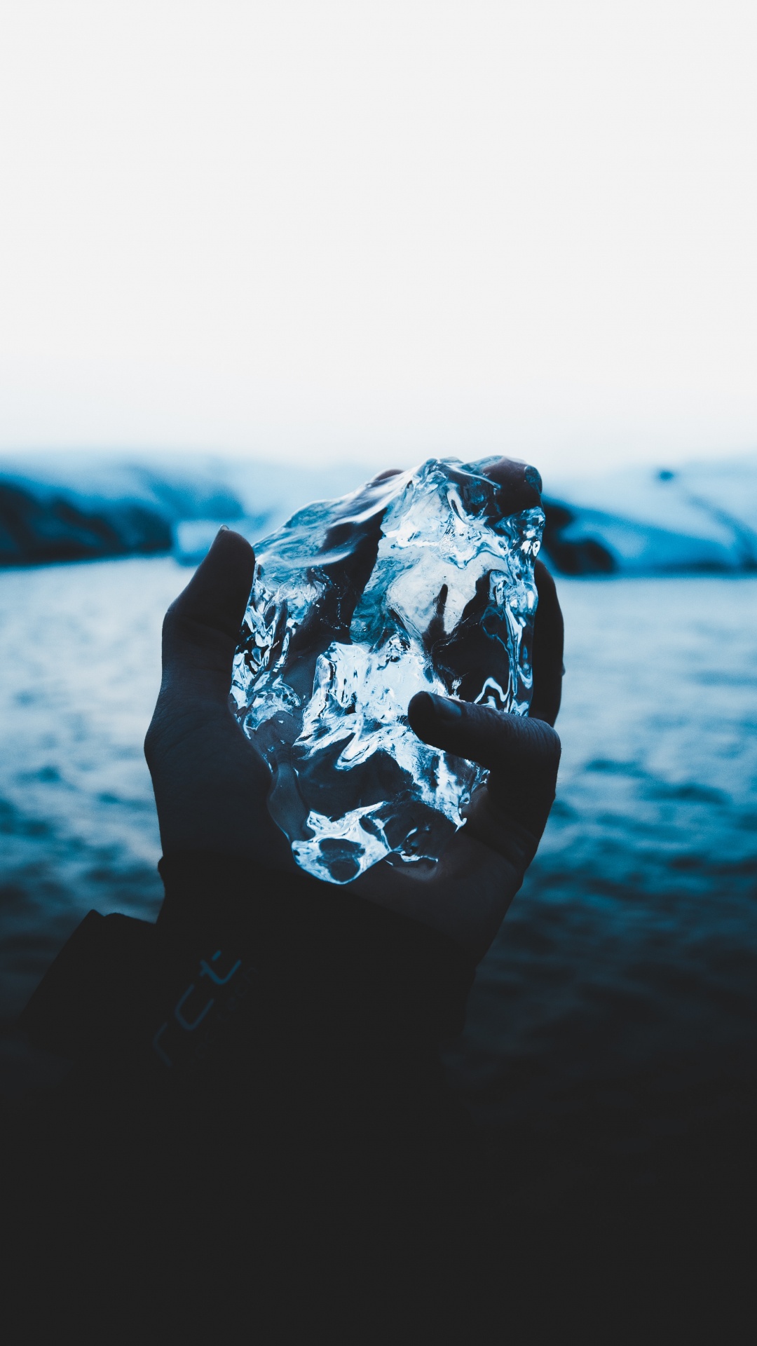 Обои ледяная рука, лед, синий, вода, бирюза в разрешении 1080x1920