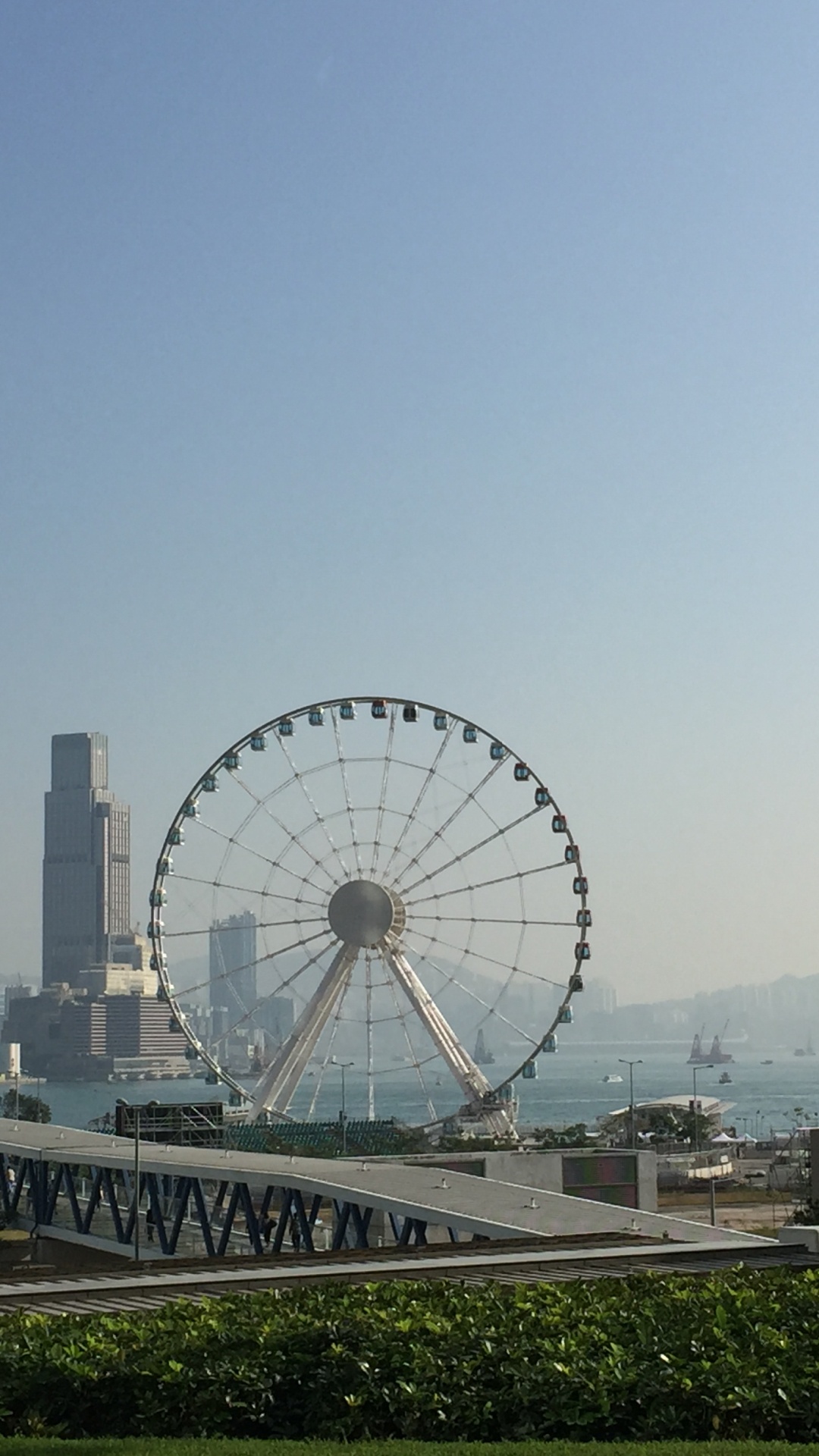Обои колесо обозрения, природа, дневное время, архитектура, городской район в разрешении 1080x1920