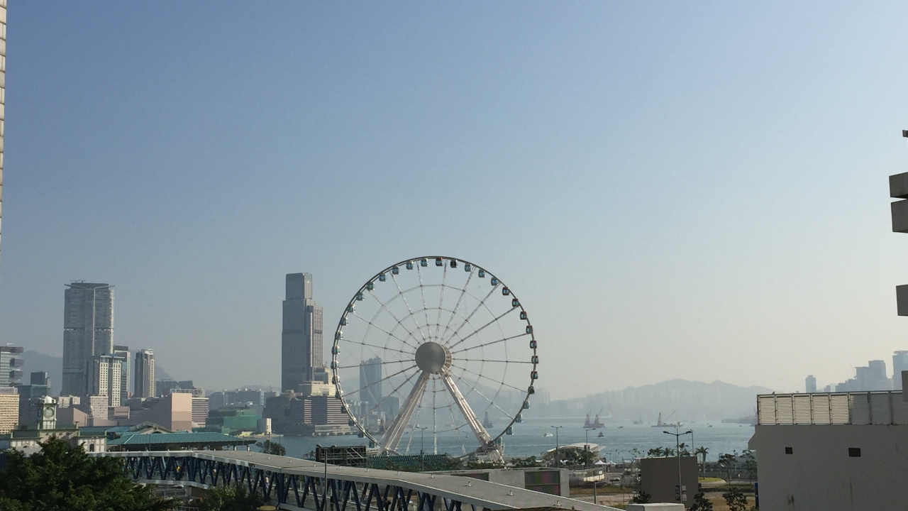 Обои колесо обозрения, природа, дневное время, архитектура, городской район в разрешении 1280x720