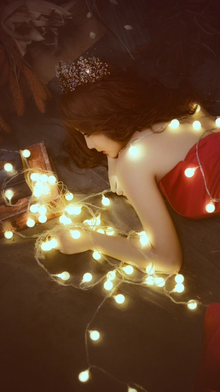 Обои гирлянда, красный цвет, свет, освещение, ночь в разрешении 720x1280