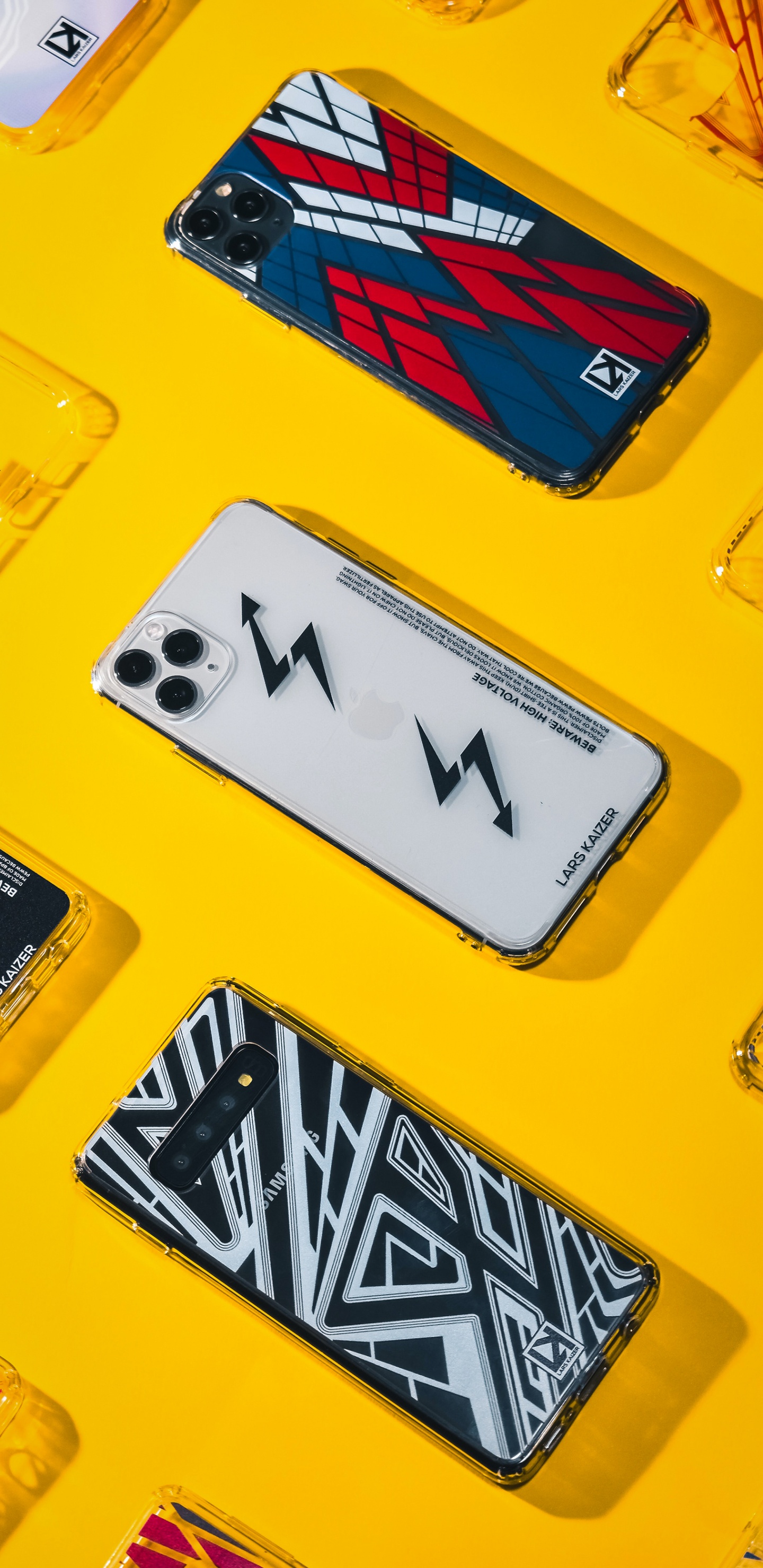 Обои смартфон, телефон, навороченные аксессуары, желтый, треугольник в разрешении 1440x2960