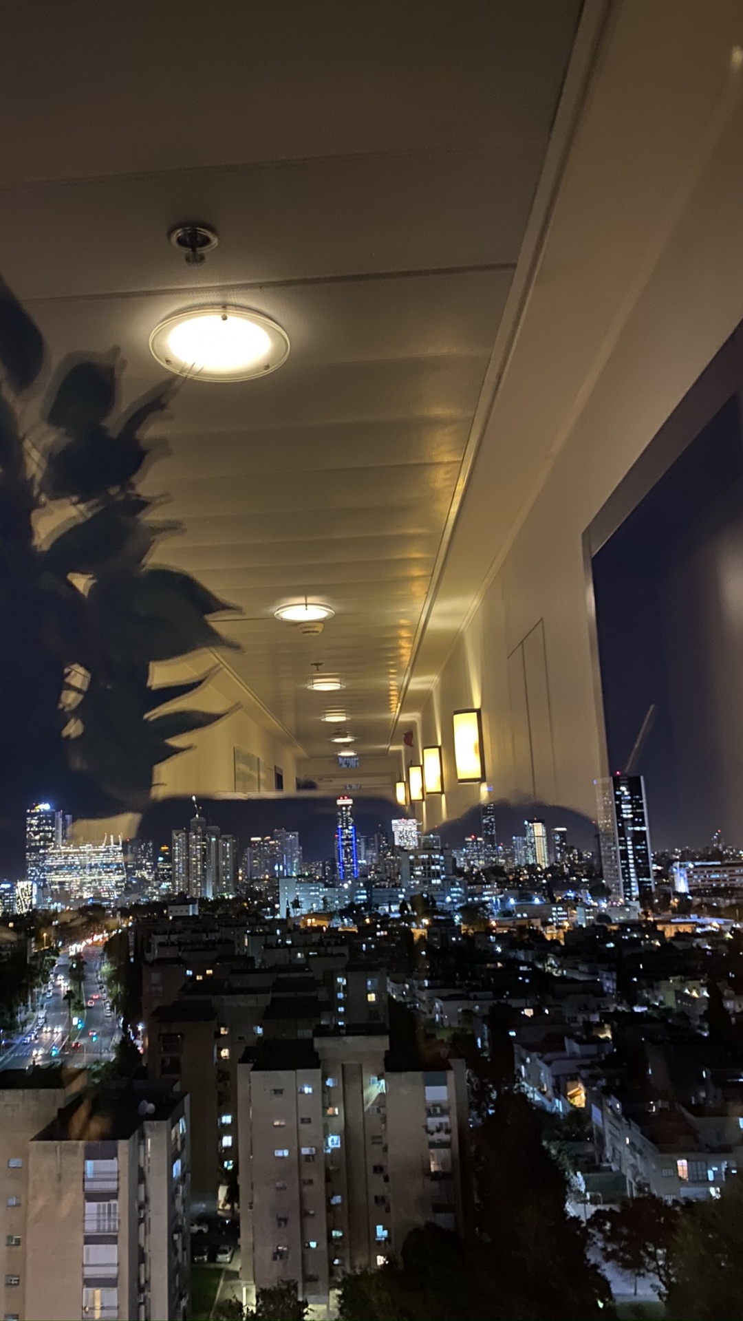 Обои небоскреб, потолок, потолочный светильник, город, городской район в разрешении 1080x1920
