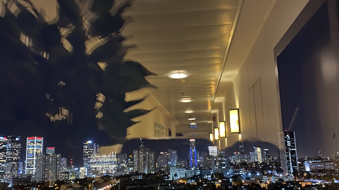 Обои небоскреб, потолок, потолочный светильник, город, городской район в разрешении 1366x768