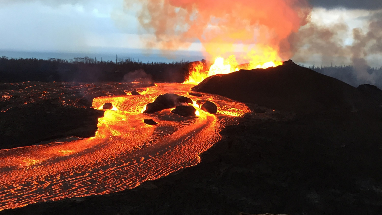 Обои вулкан, лавовый поток, лава, вулканического рельефа, вентиляционные щели в разрешении 1280x720