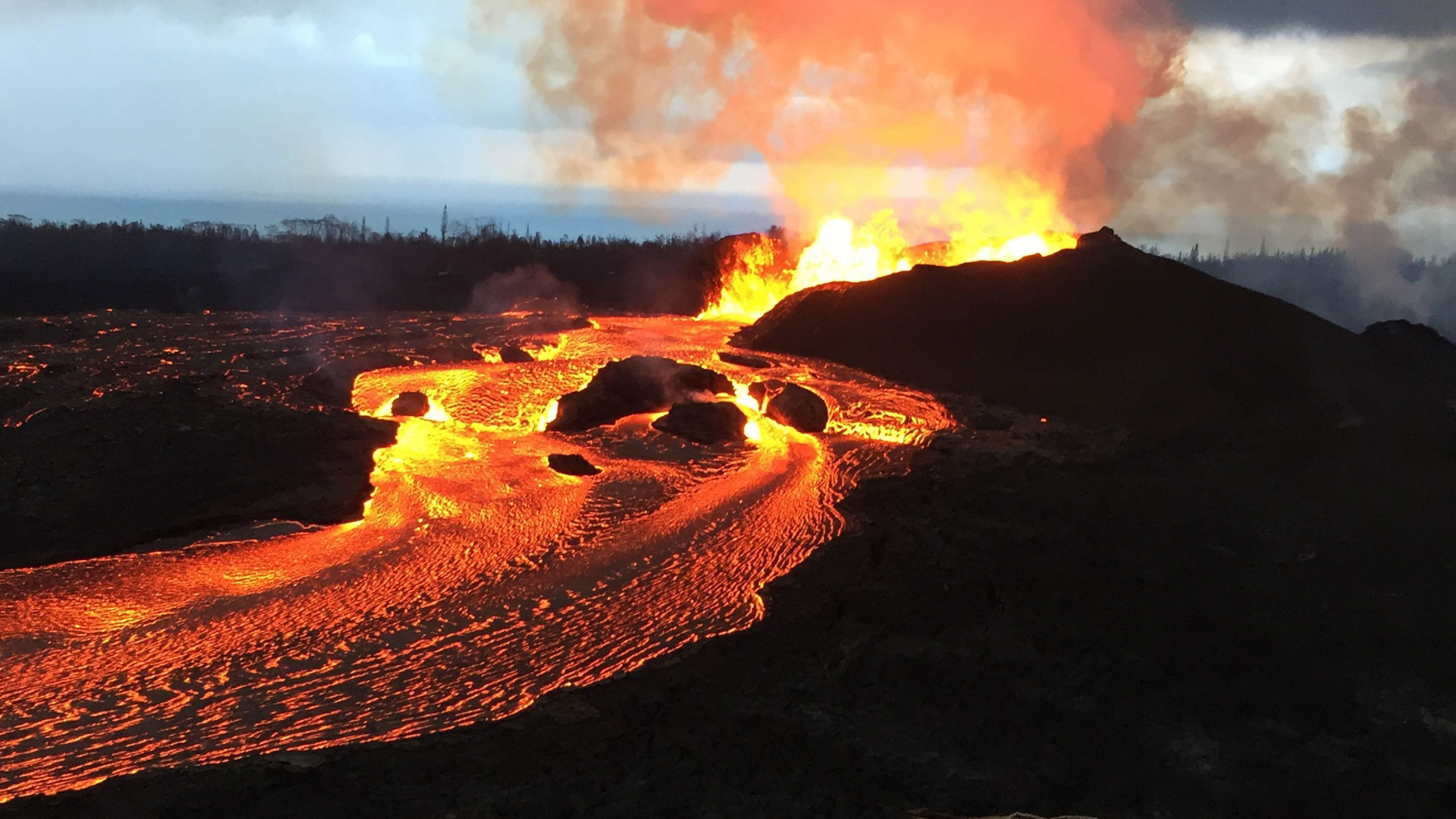 Обои вулкан, лавовый поток, лава, вулканического рельефа, вентиляционные щели в разрешении 2560x1440