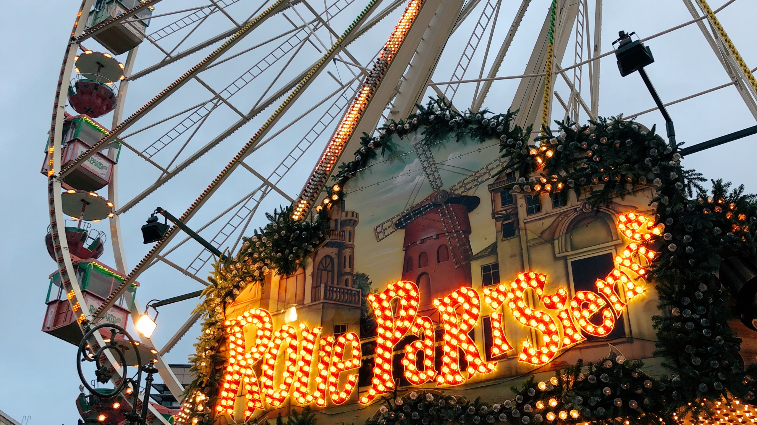 Обои колесо обозрения, дневное время, забава, событие, отдых в разрешении 2560x1440