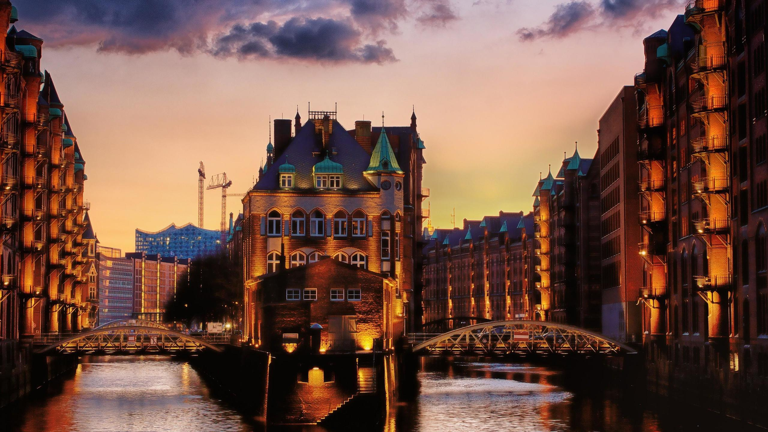 Обои Шпайхерштадт, водный путь, ориентир, город, отражение в разрешении 2560x1440