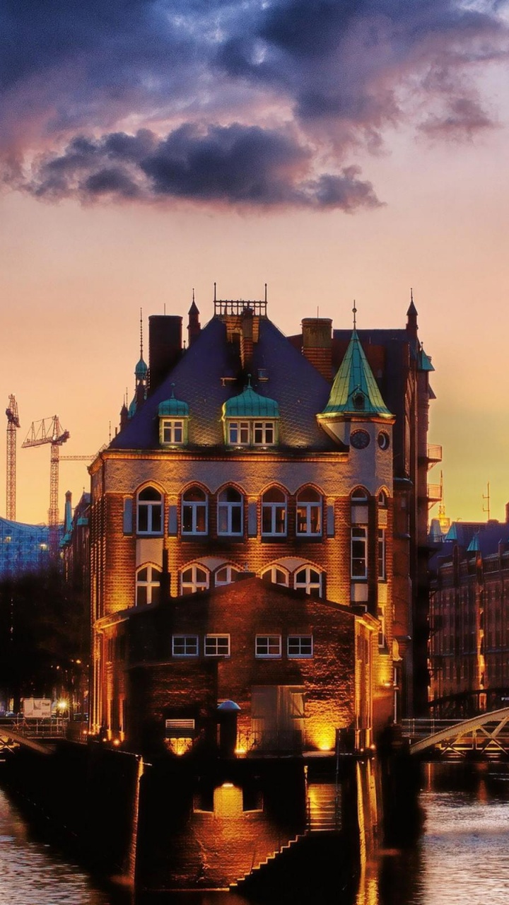 Обои Шпайхерштадт, водный путь, ориентир, город, отражение в разрешении 720x1280