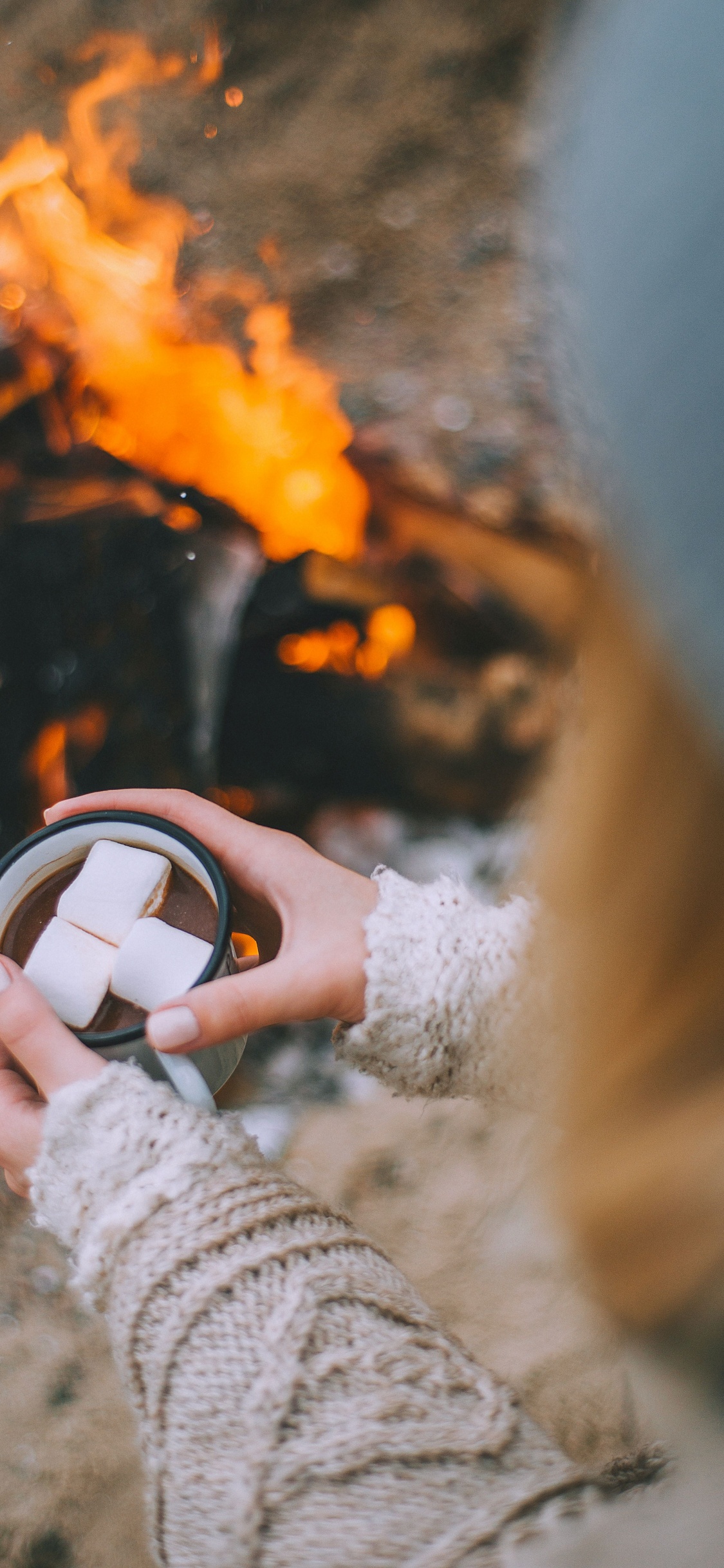 Обои горячий шоколад, огонь, пламя, тепло, зефир в разрешении 1125x2436