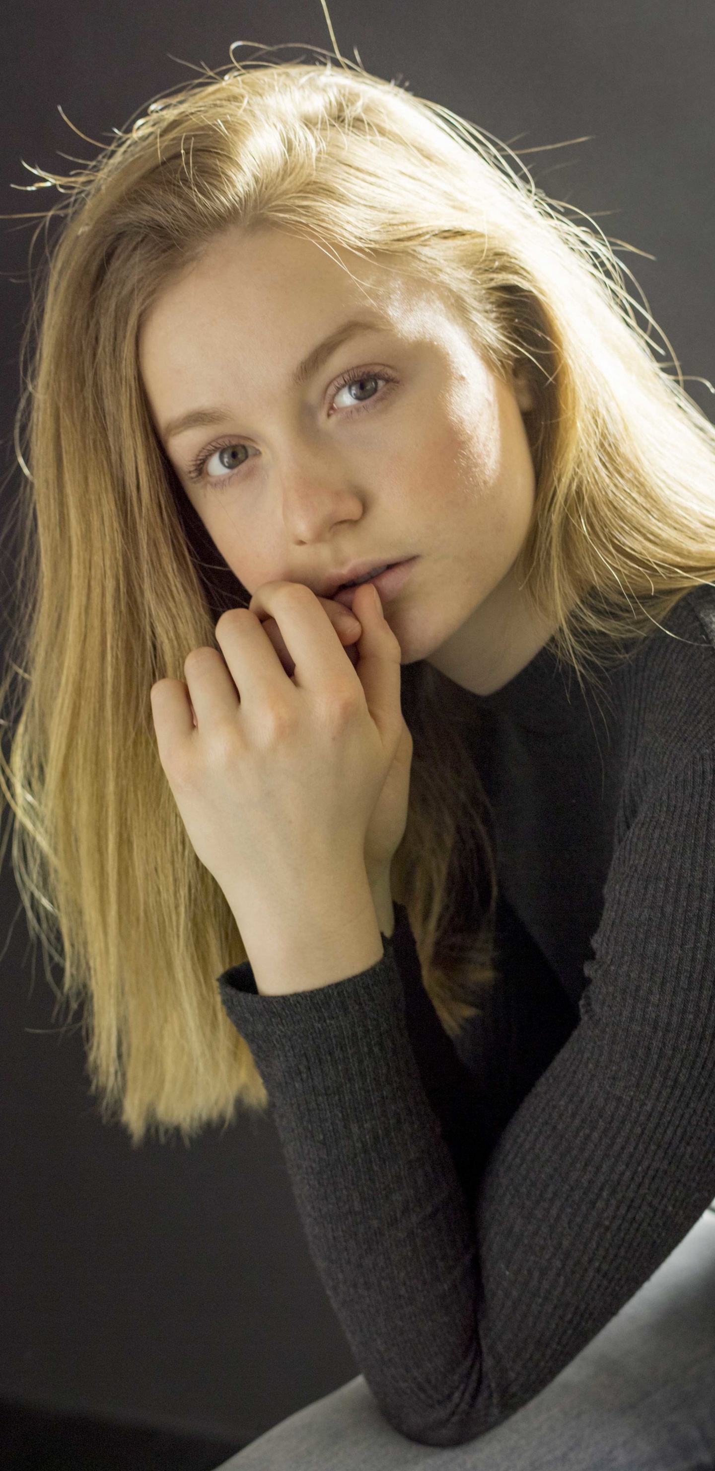 Обои блондин, волосы, длинные волосы, каштановые волосы, девушка в разрешении 1440x2960