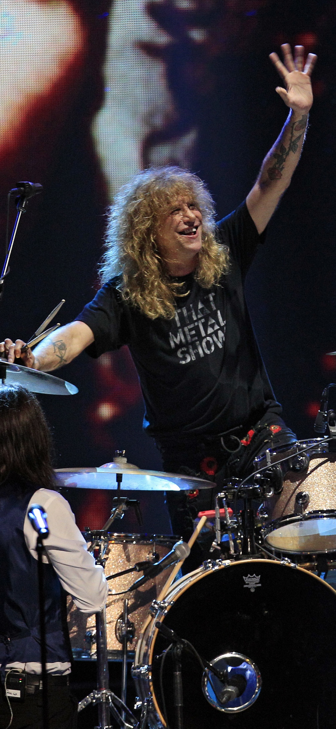 Обои Guns N Roses, барабанщик, музыкант, барабан, ударная установка в разрешении 1125x2436