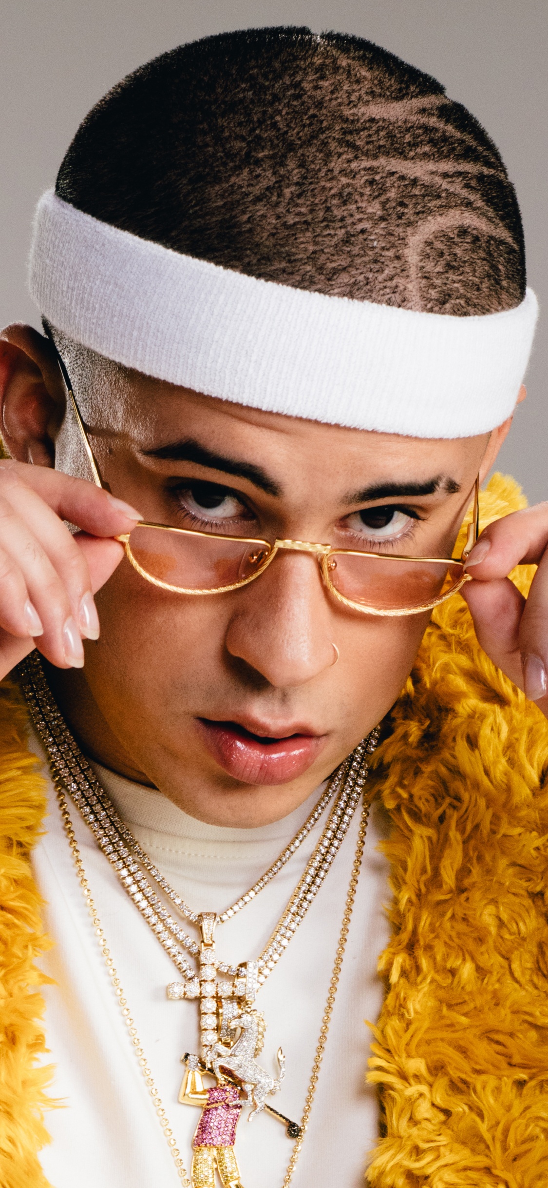 Обои Плохой Зайка, Латинской ловушку, реппер, ловушка музыка, очки в разрешении 1125x2436