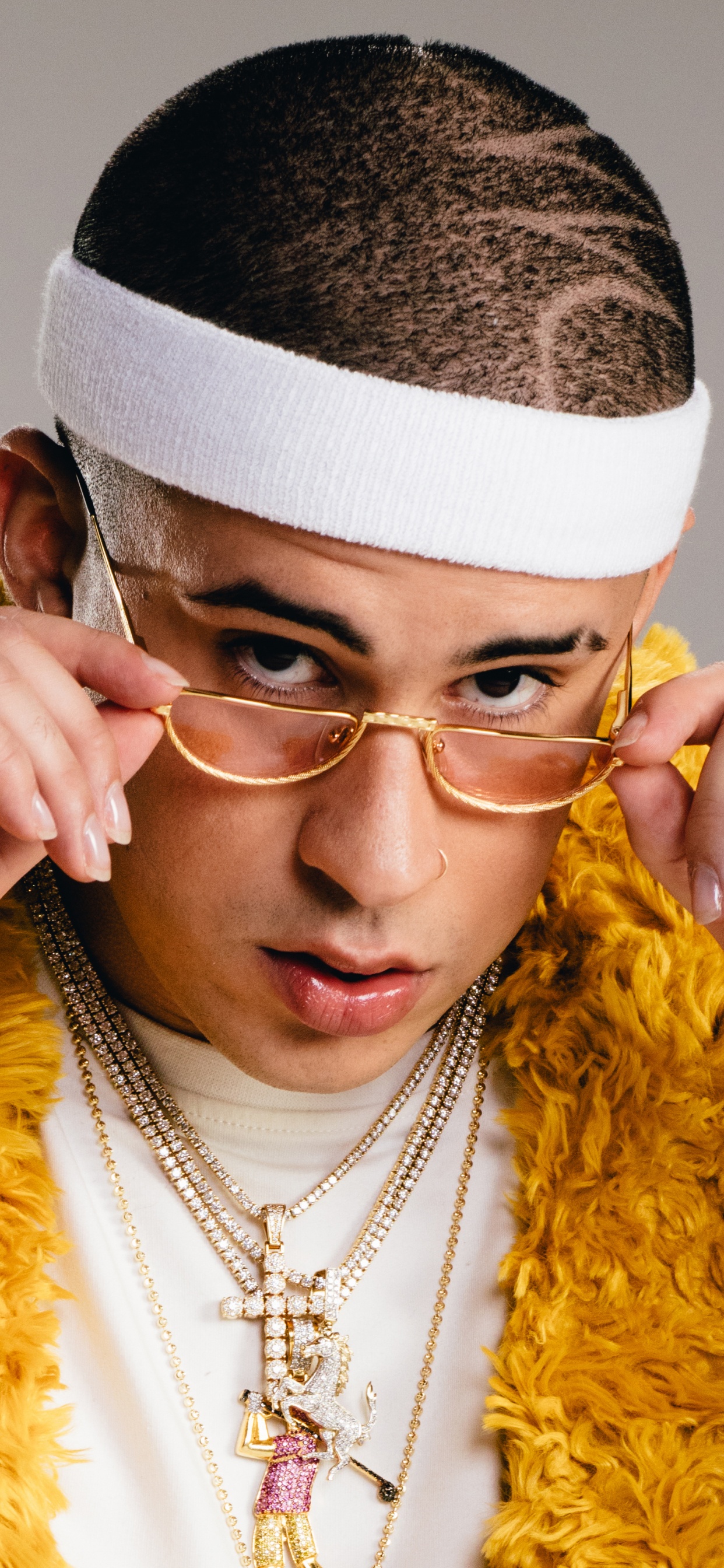 Обои Плохой Зайка, Латинской ловушку, реппер, ловушка музыка, очки в разрешении 1242x2688