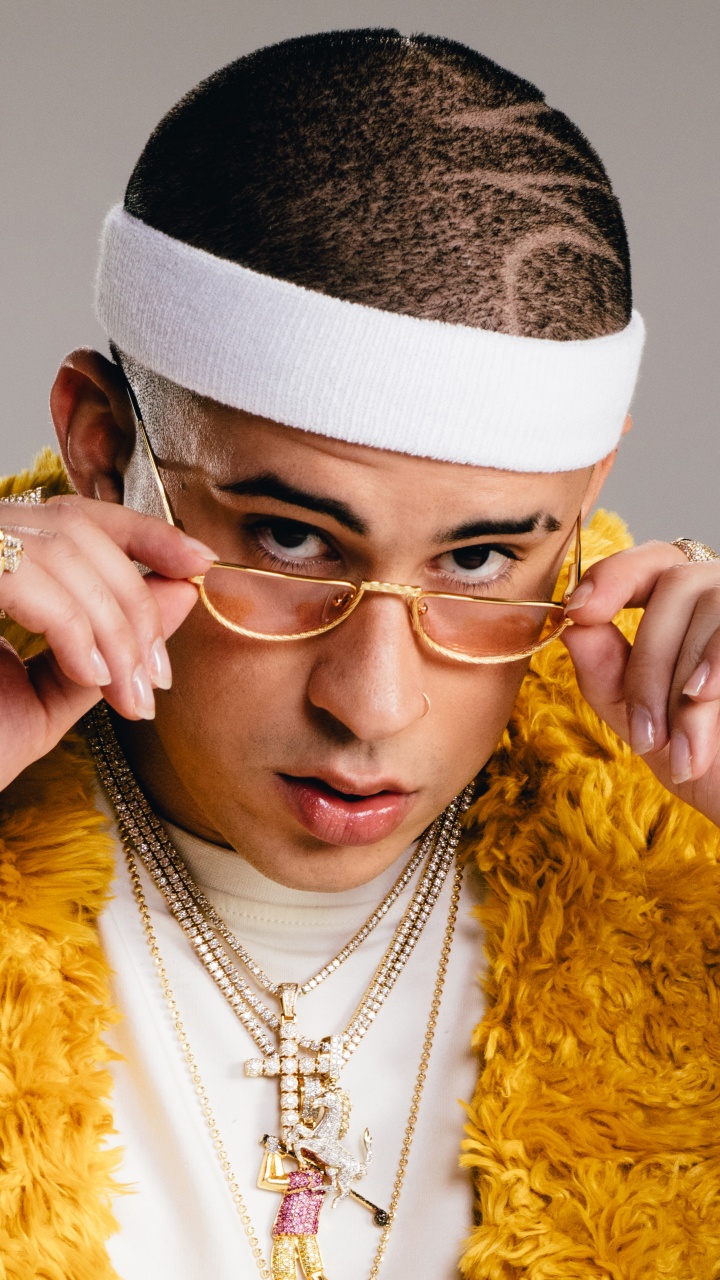 Обои Плохой Зайка, Латинской ловушку, реппер, ловушка музыка, очки в разрешении 720x1280