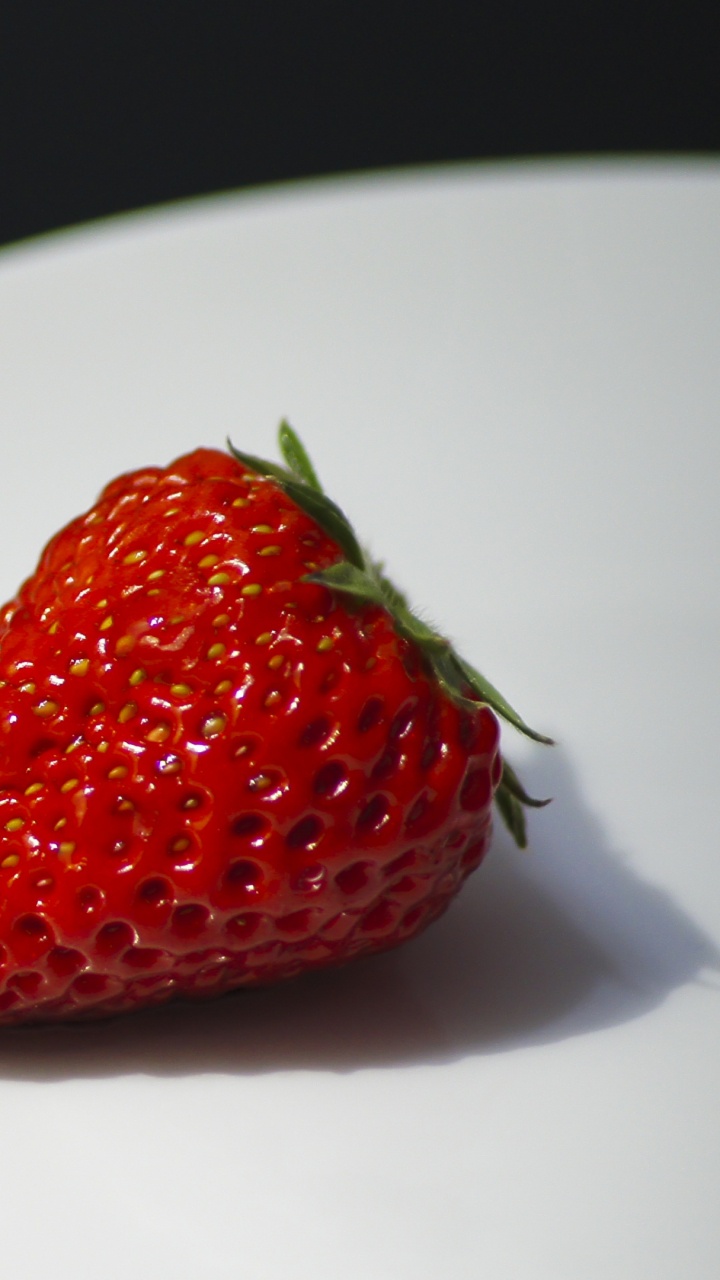 Обои клубника, фрукты, красный цвет, сладость, макросъемка в разрешении 720x1280