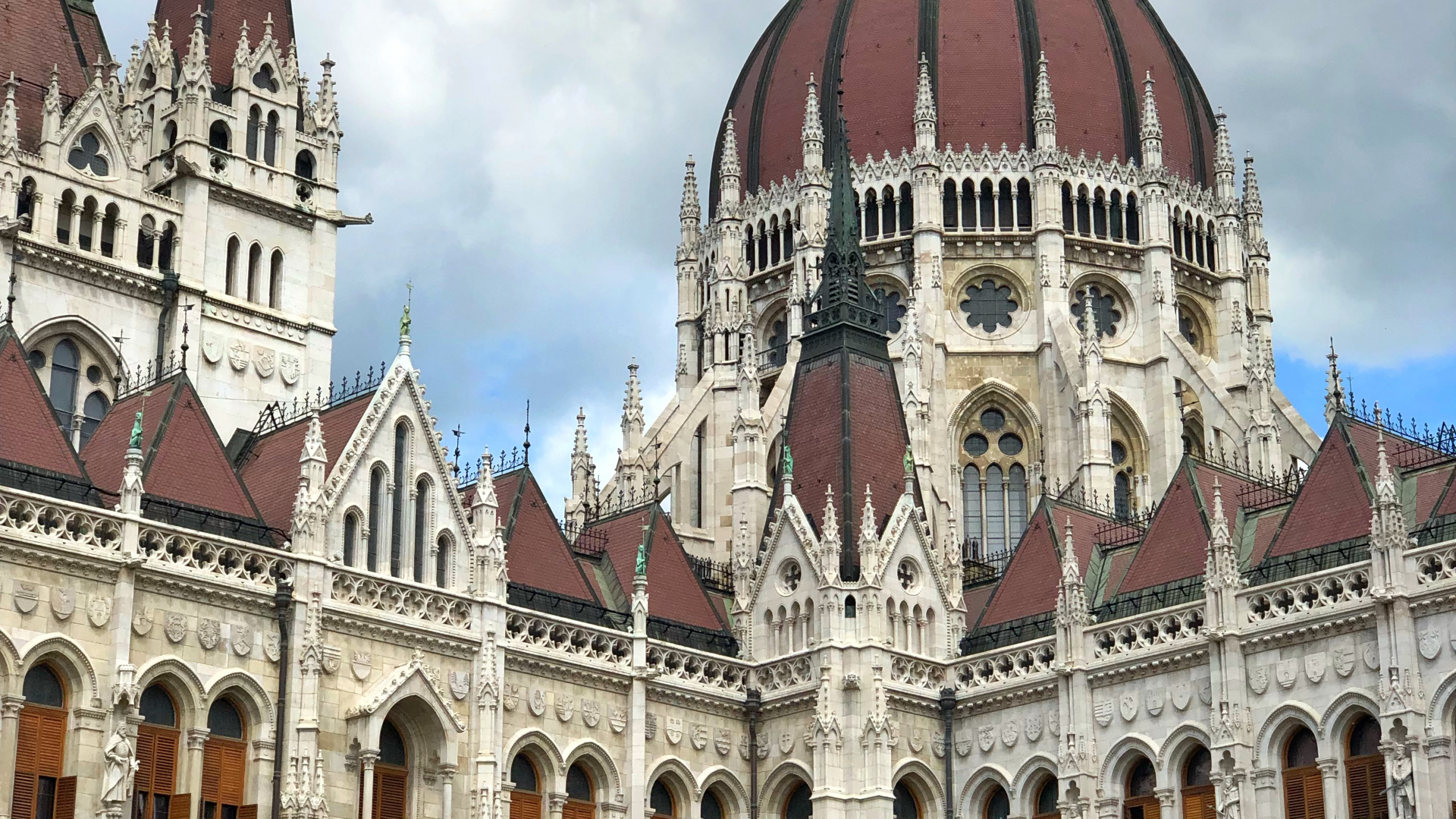 Обои Будапешт, Здание Венгерского Парламента, здание, ориентир, Король в разрешении 2560x1440