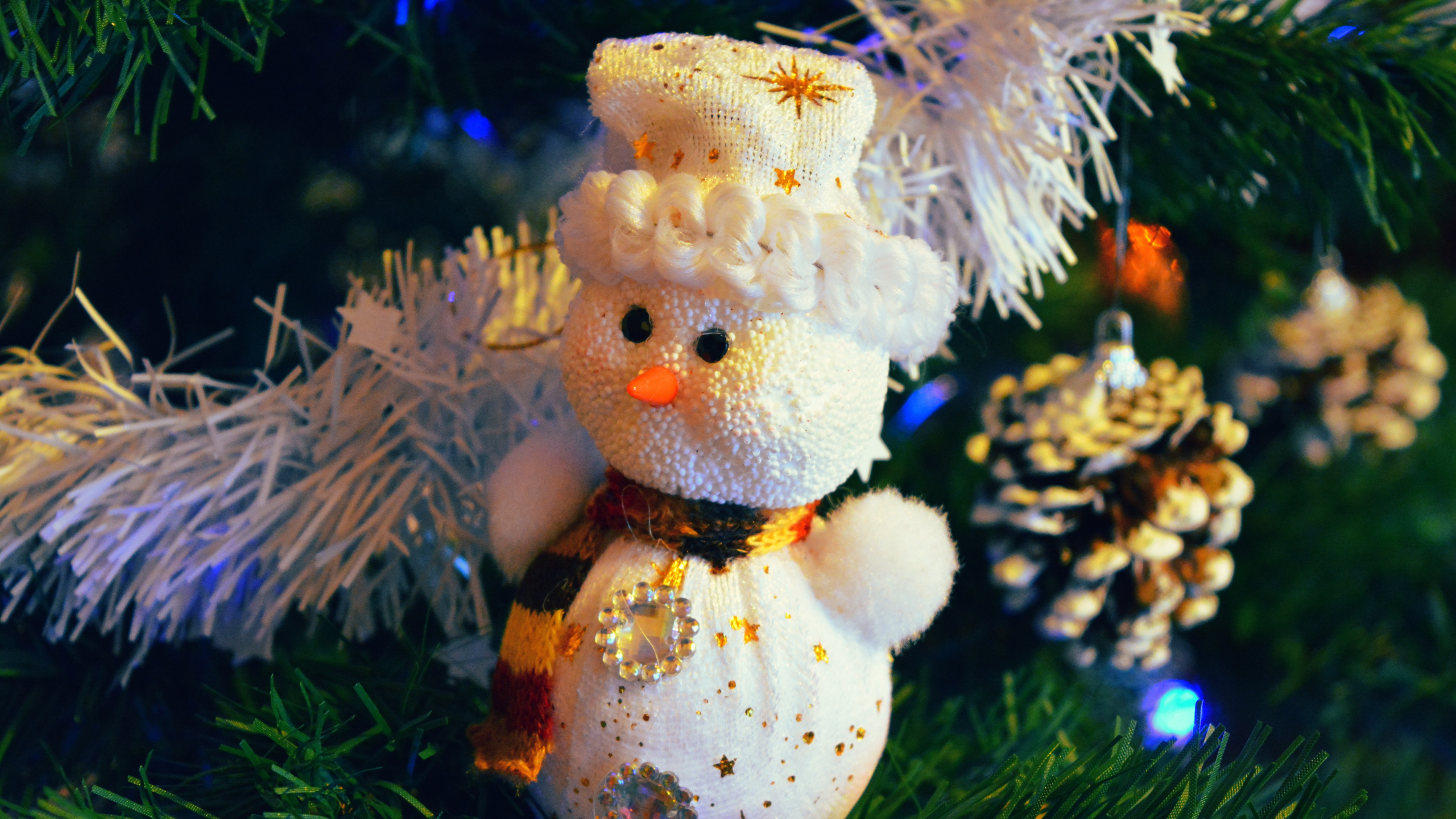 Обои рождественский орнамент, Рождественские украшения, Рождественский день, елка, Снеговик в разрешении 2560x1440