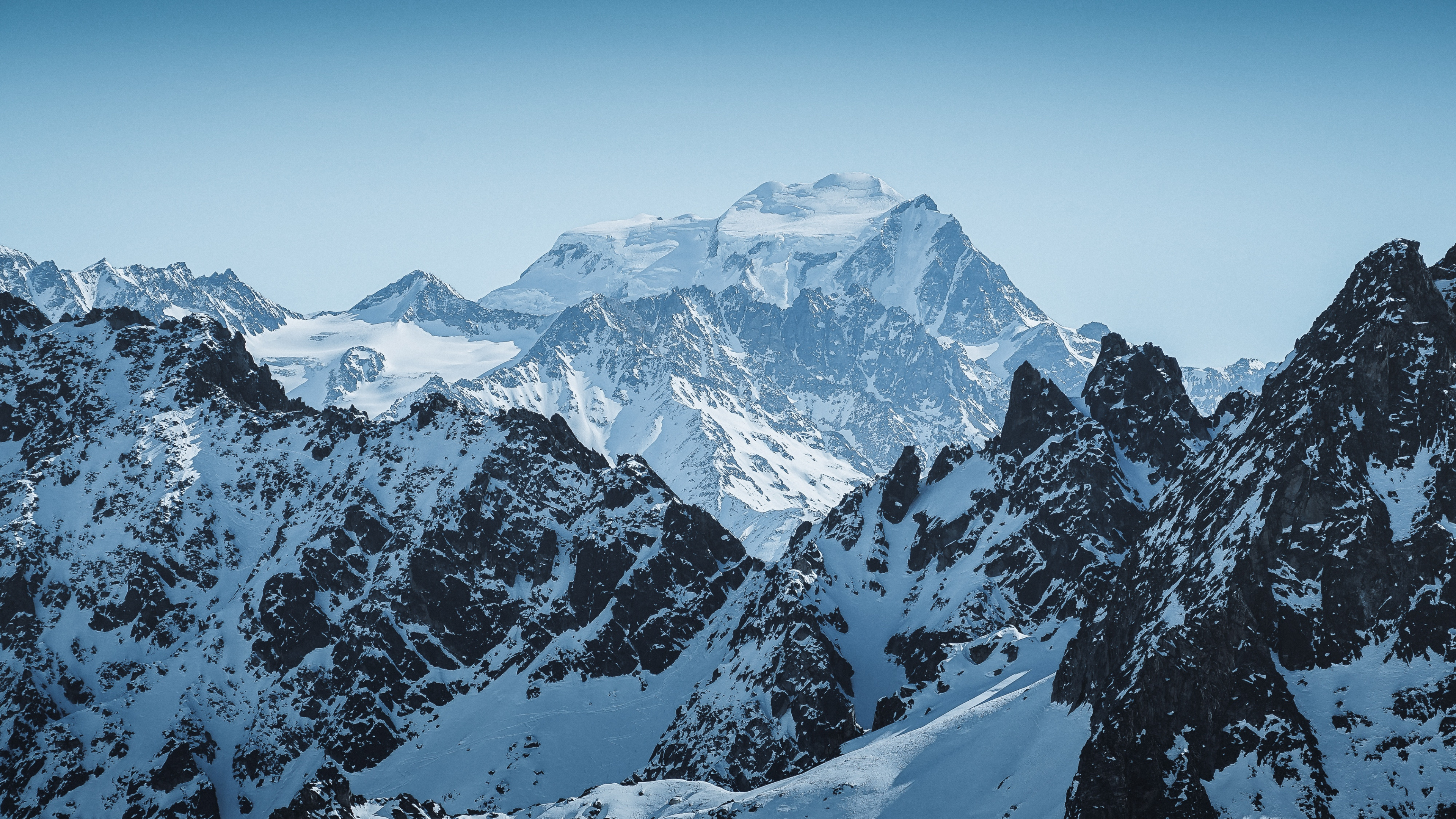 Обои гора, горный хребет, снег, заснеженные горы, горный рельеф в разрешении 3840x2160